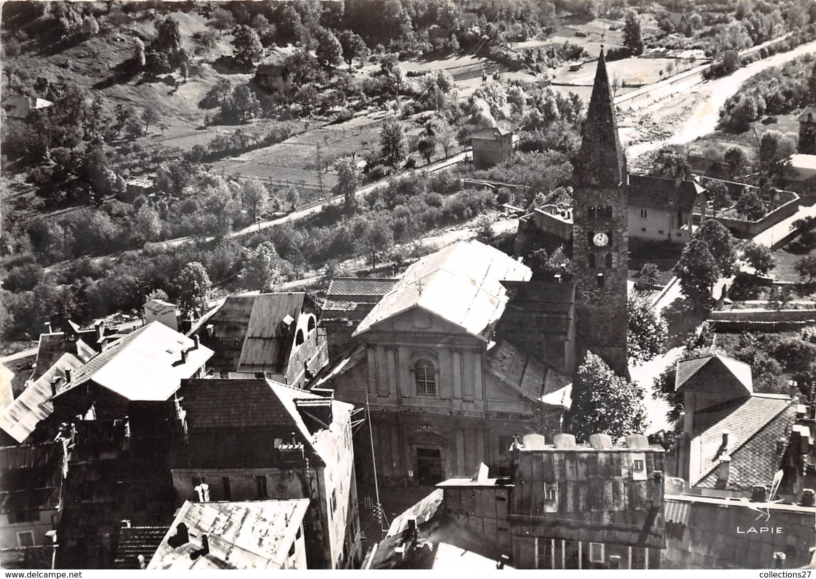 06-SAINT-ETIENNE-DE-TINEE- VUE SUR LE VILLAGE L'EGLISE - Saint-Etienne-de-Tinée