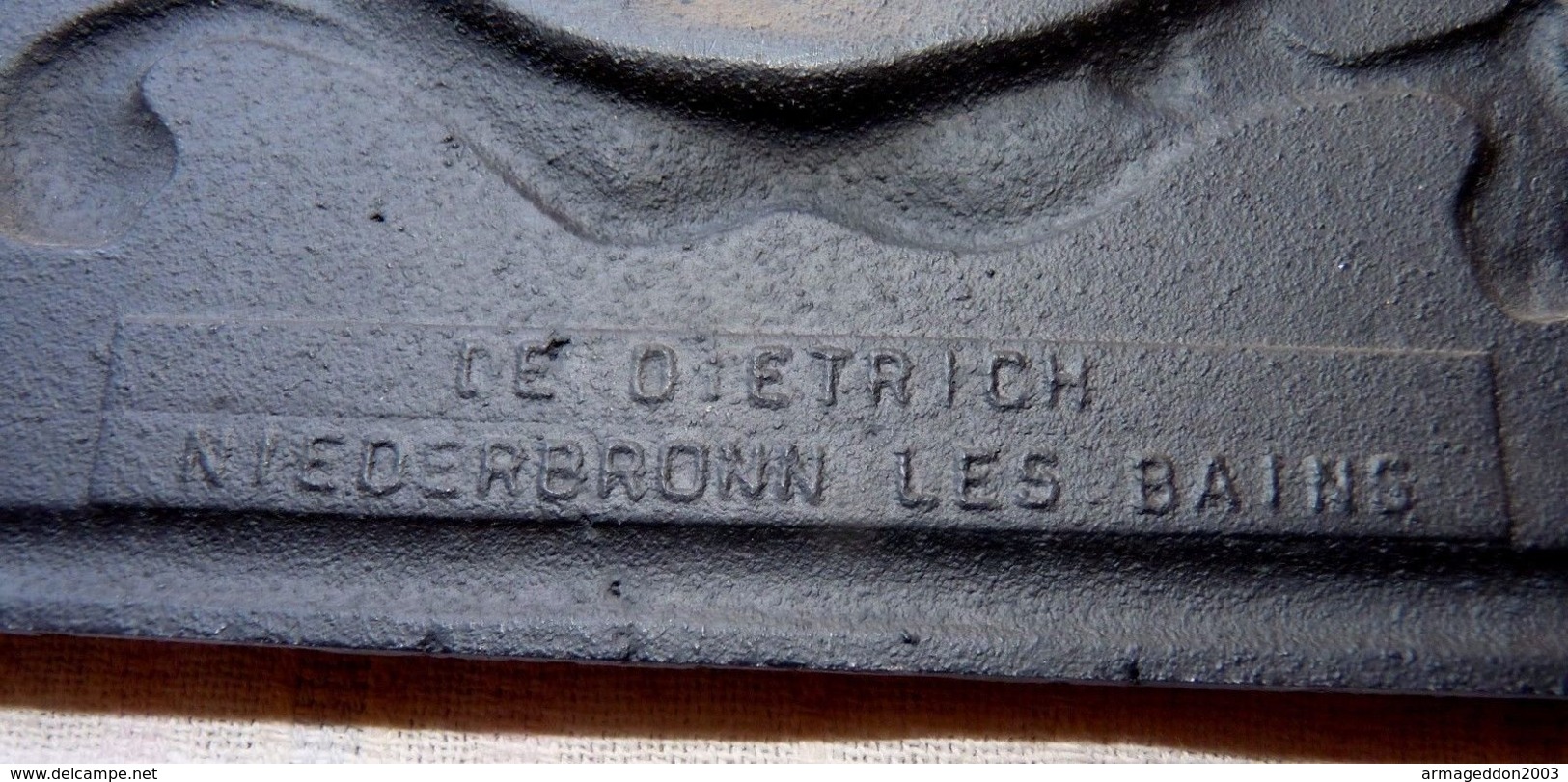 ANCIENNE PLAQUE EN FONTE ALSACIENNE EN RELIEF DE DIETRICH NIEDERBRONN LES BAINS - Autres & Non Classés