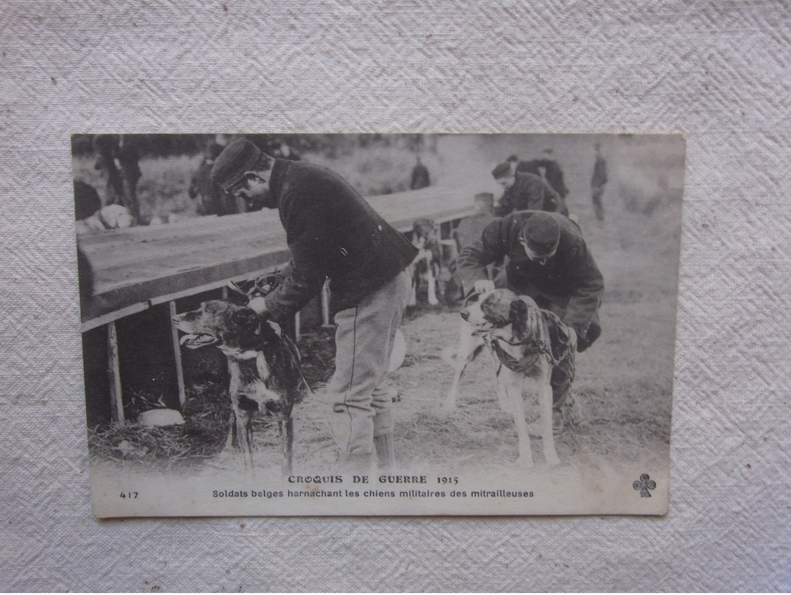 Cpa Croquis De Guerre 1915 Soldats Belges Harnachant Les Chiens Militaires Des Mitrailleuses. - 1914-18