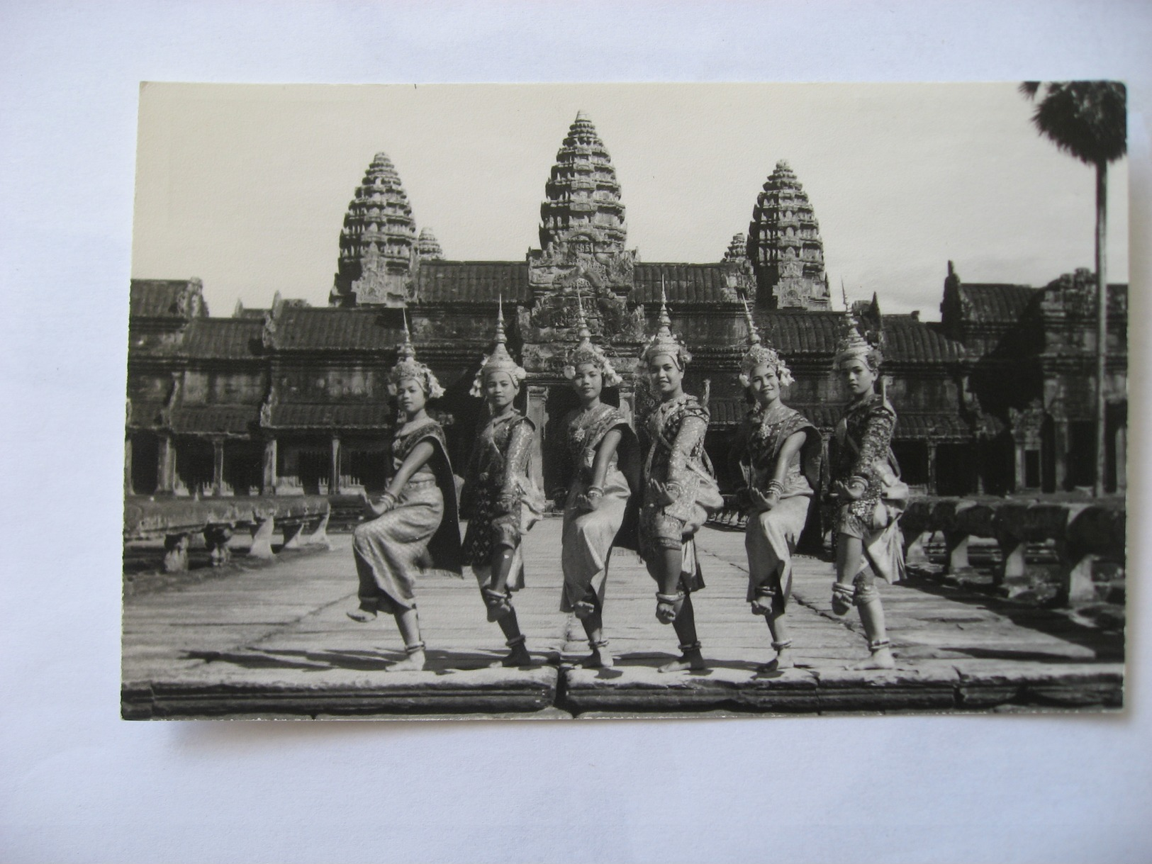 Cambodge  Danse Classique Khmere Sur Le Parvis D' Angkor Vat  Siemreap  Années 50 - Cambodge