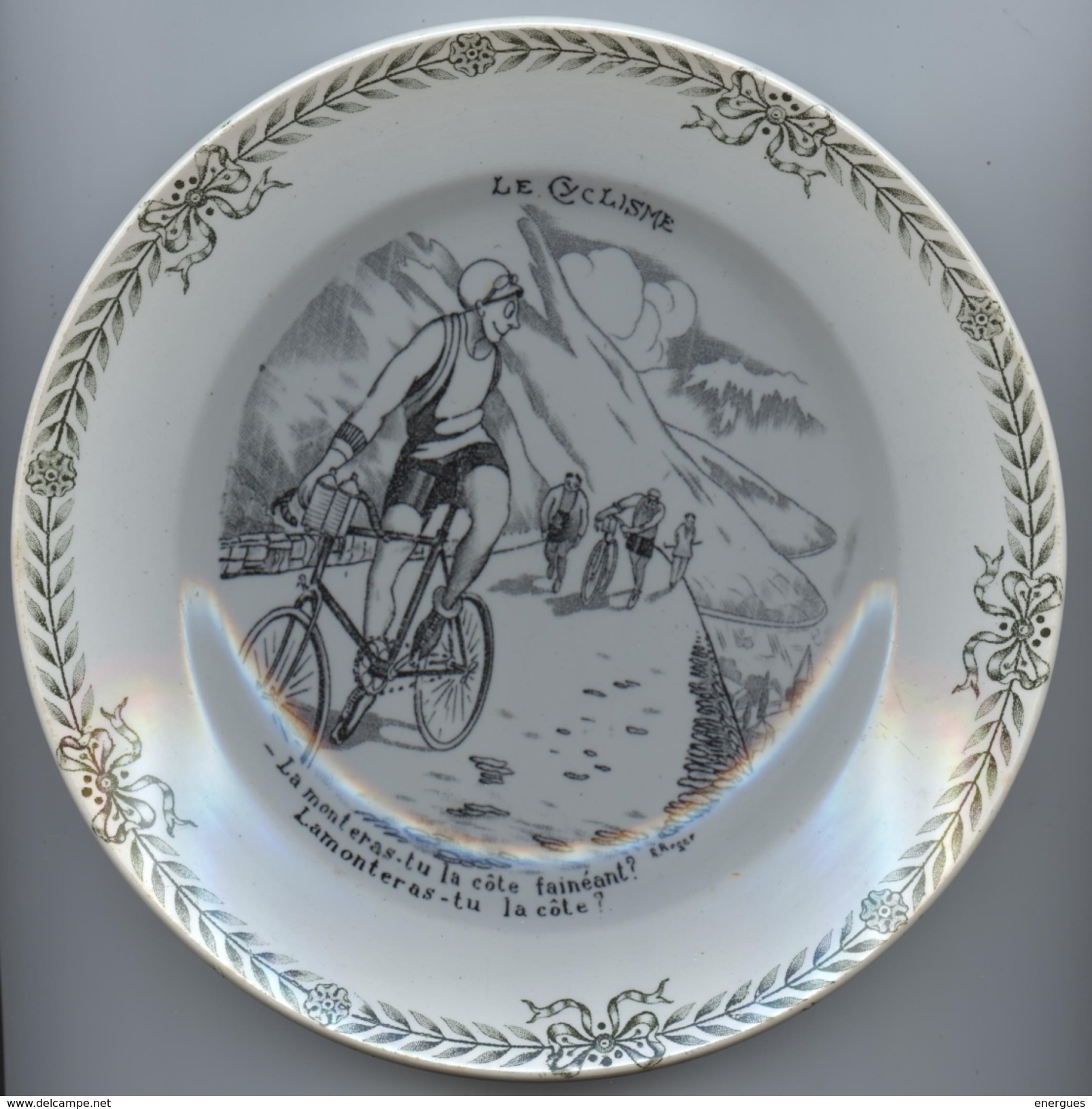 Assiette, Sport, Le Cyclisme, Signé R.Roger, St Amand, D = 19 Cm, Verdâtre - Saint Amand (FRA)