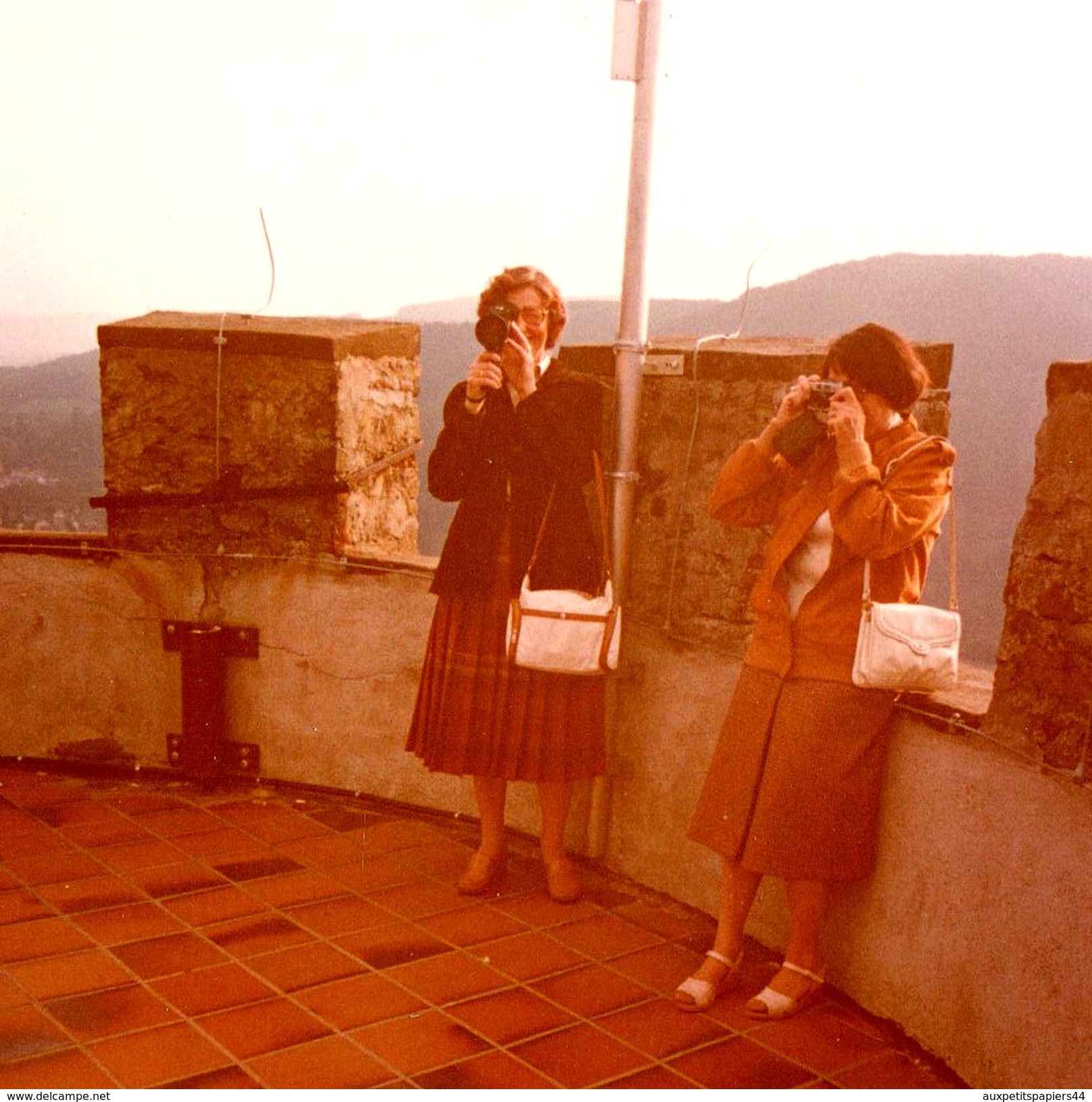 Photo Couleur Originale De Deux Femmes Photographes Amateurs En Haut D'une Tour En 1981 - Personnes Anonymes