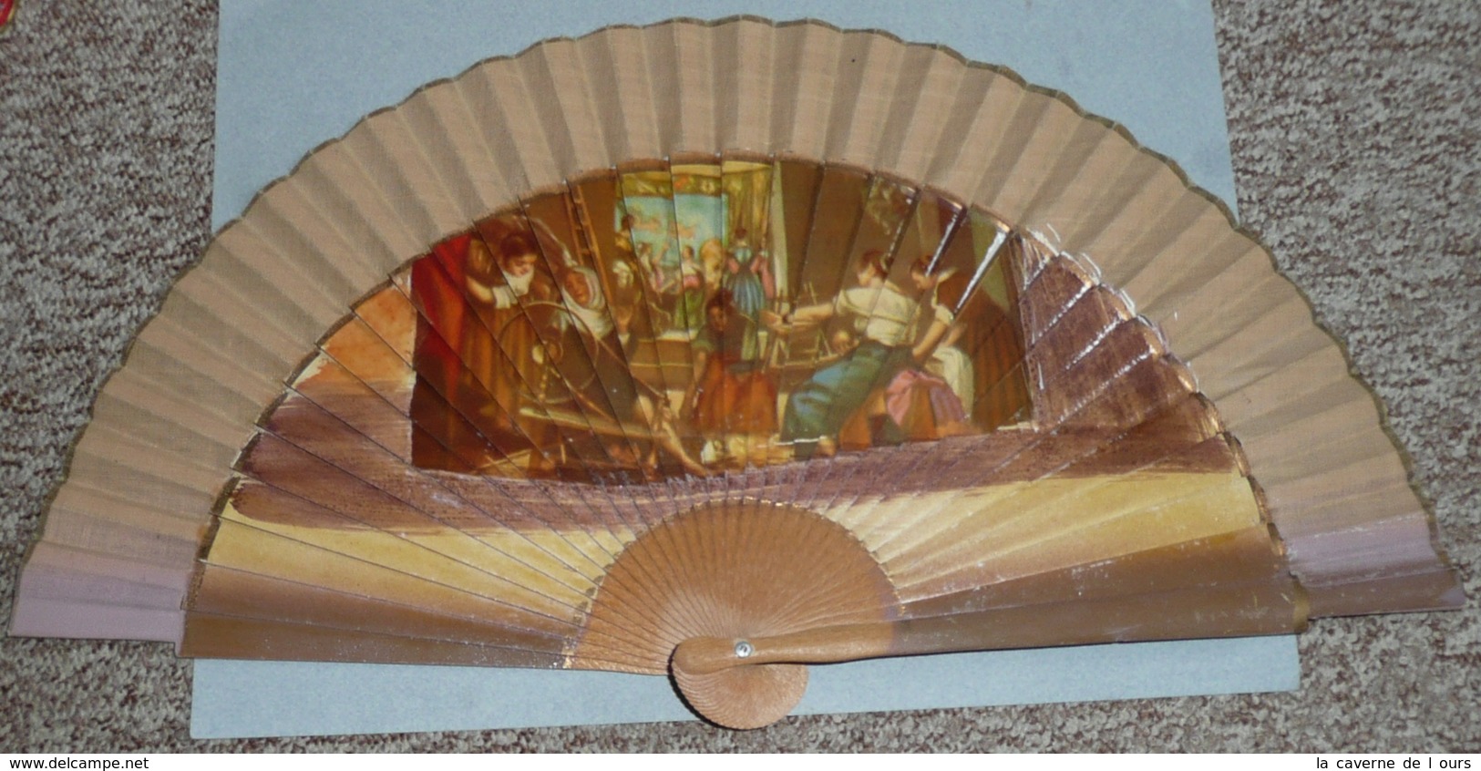 Ancien éventail, Bois Laqué Et Tissu Avec Un Collage Verni, Décor De Tableau Filature, Rouet Couturière Brodeuse - Fans