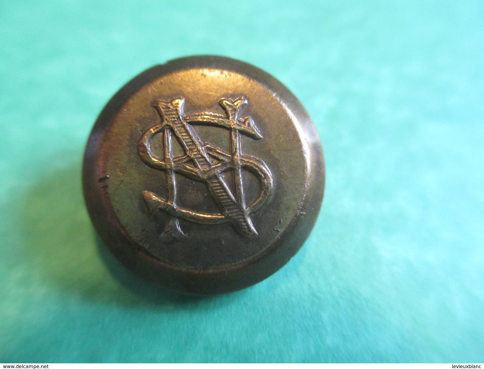 Bouton Ancien à Monogramme Entrelacé "NS"/ Doré / Bouton De Livrée/La Belle Jardiniére/ Paris/Début XXème Siècle BOUT114 - Buttons