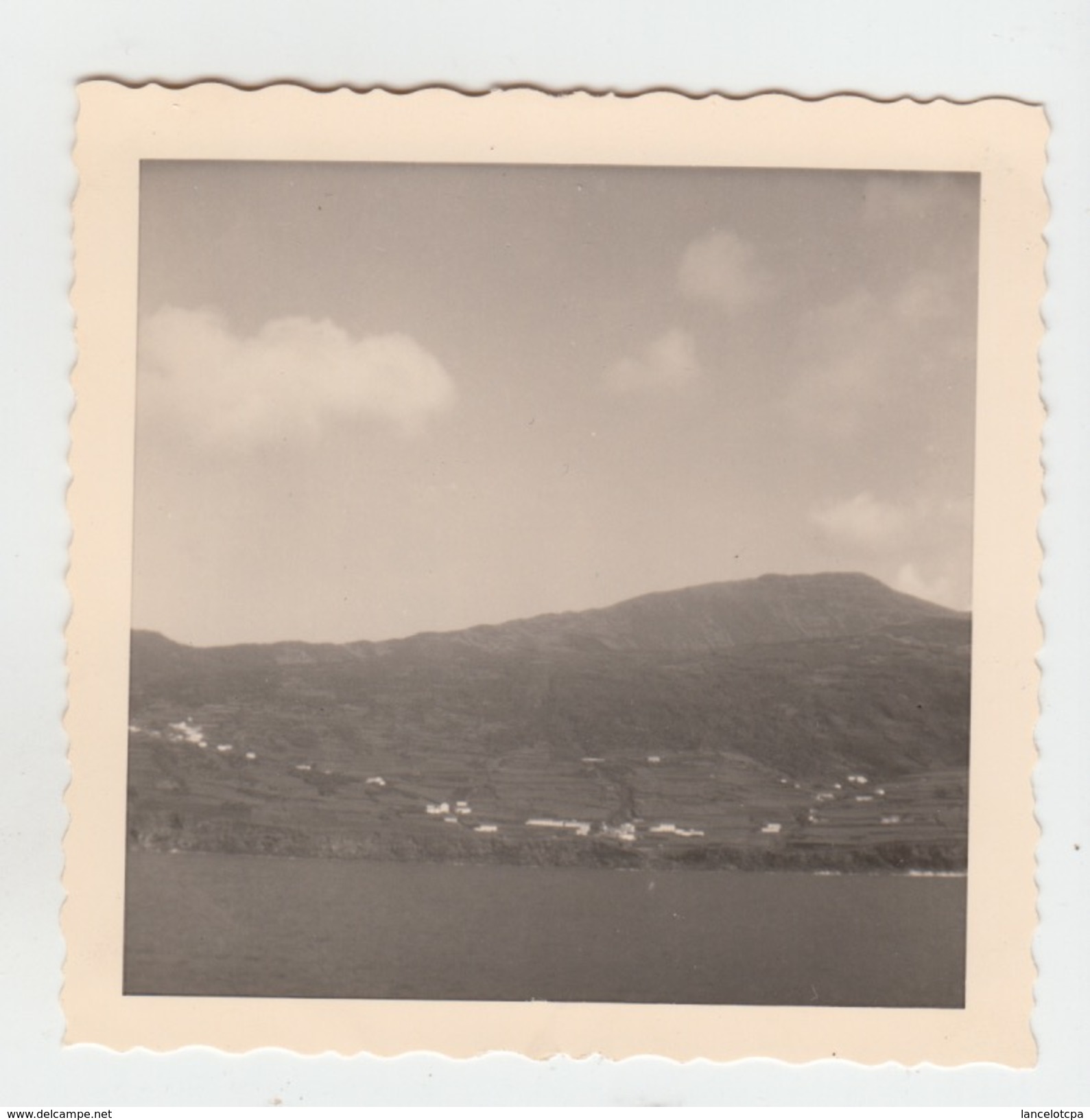 PHOTO 1959 / A BORD DU BATEAU JEAN MERMOZ - ARRIVEE A L'ILE DE PICO (ACORES) - Lieux