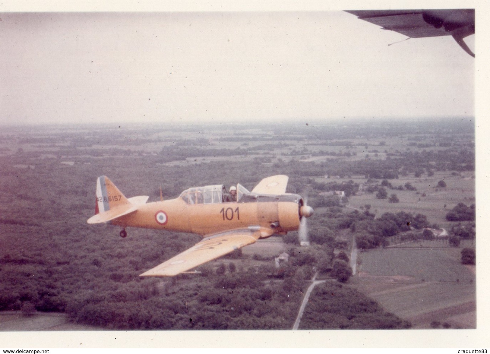 UN T6 DE COGNAC DANS LE CIEL DES CHARENTES .PHOTO PRISE D'UN AUTRE AVION EN VOL 13X9CM - Aviation