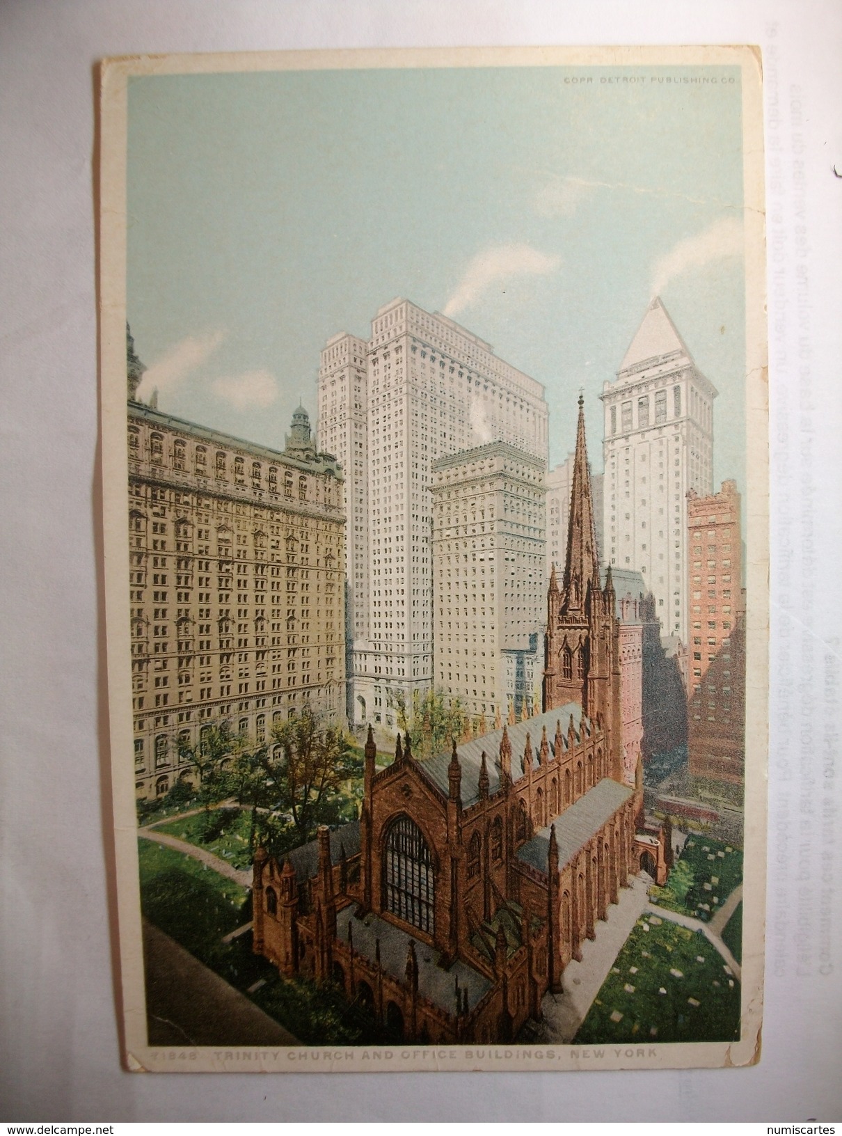 Carte Postale Etats Unis Trinity Church And Office Buildings,New York  (Petit Format Couleur Circulée 1919 ) - Kerken