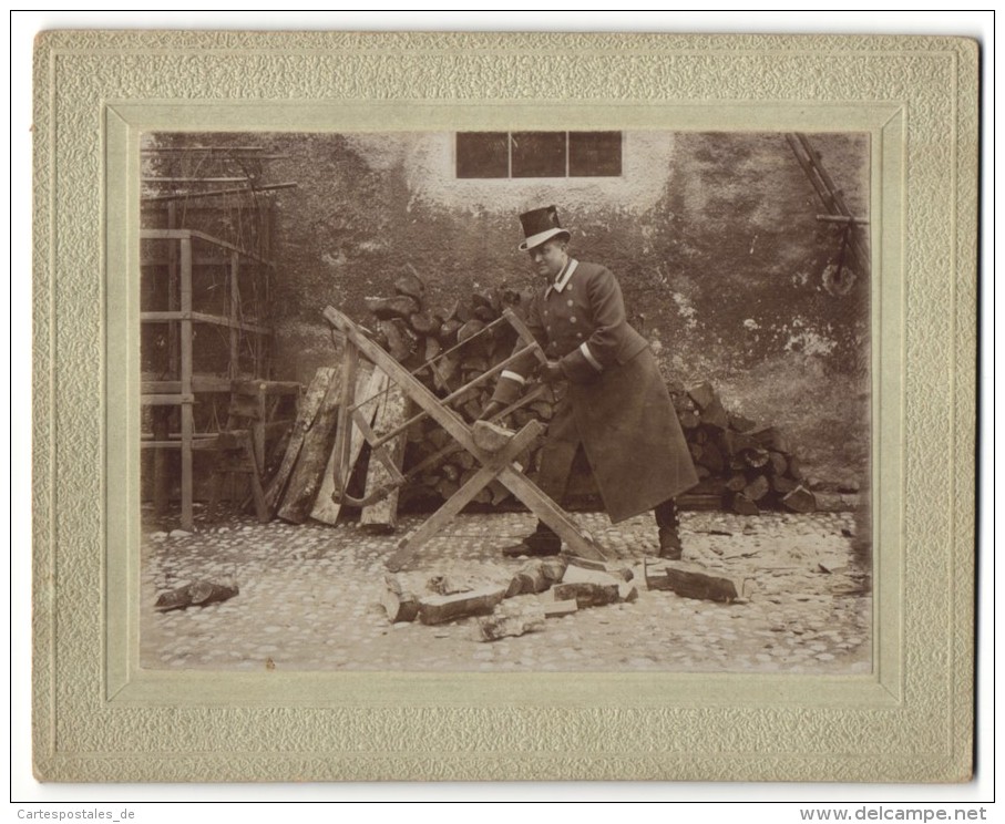 Fotografie Kutscher In Arbeitskleidung Sägt Holz - Métiers