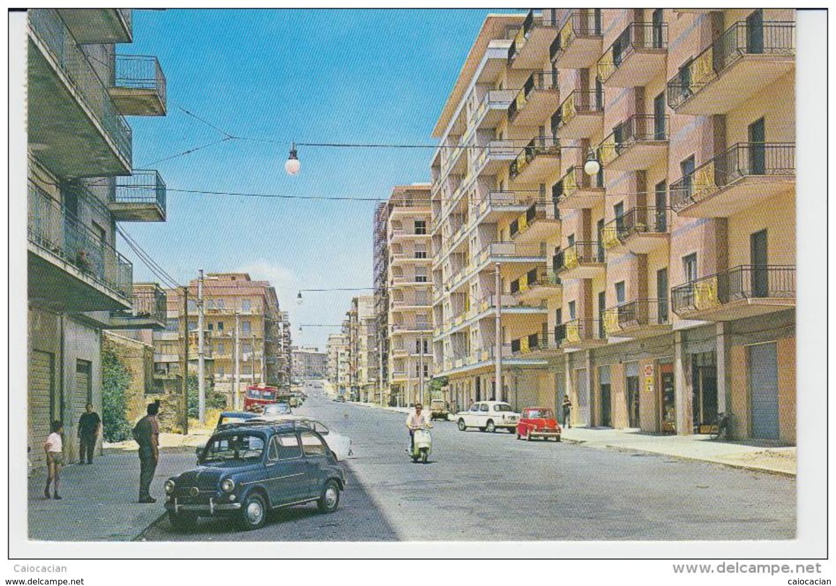 CALTAGIRONE 1966 VIALE M. MILAZZO ANIMATA CON VESPA E AUTO D'EPOCA COLORITA A MANO - Catania