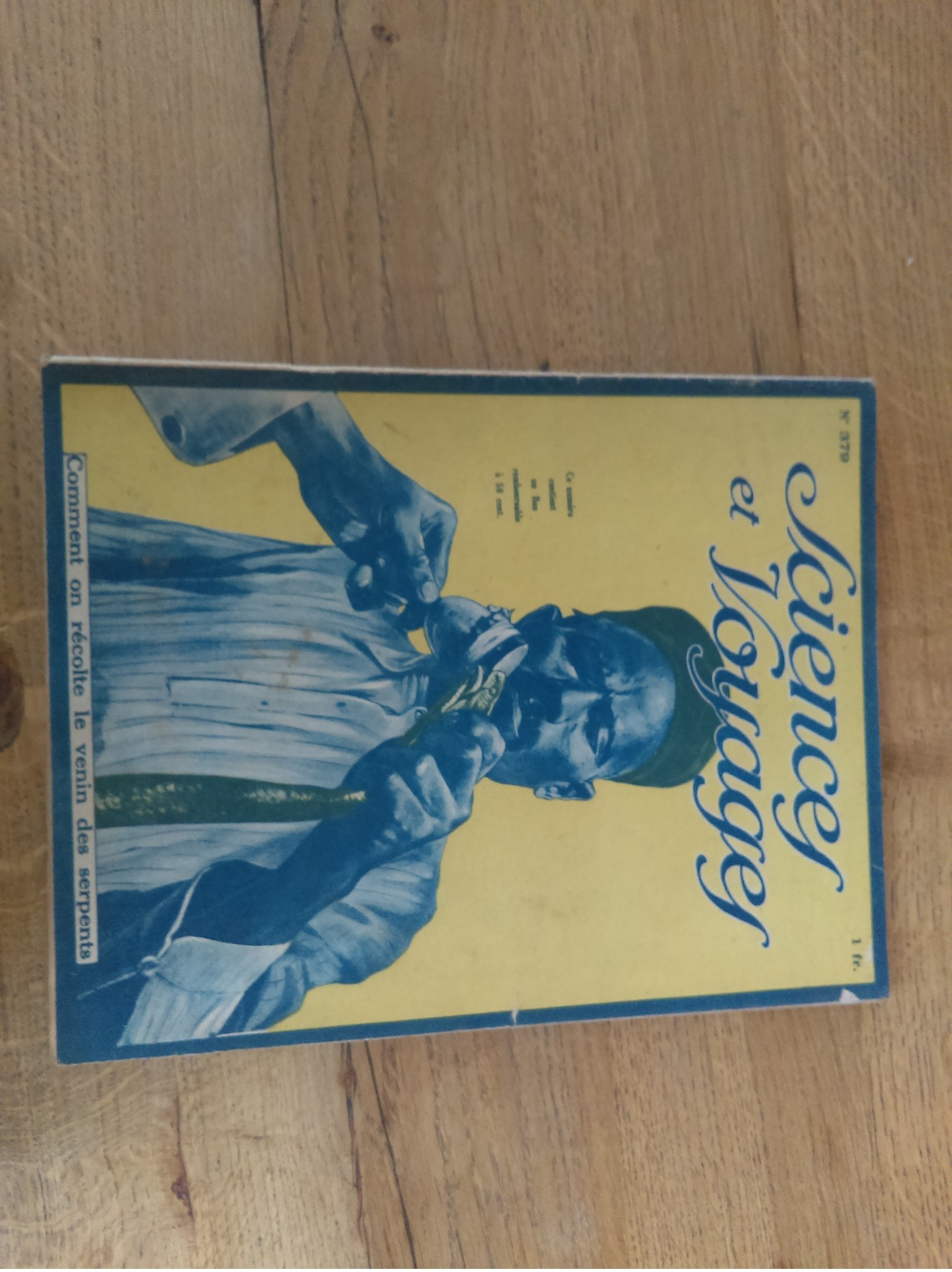 97/SCIENCES ET VOYAGES N° 379  1926 Comment On Recolte Le Venin Des Serpents , Les Femmes Au Travail A Travers Le Monde - 1900 - 1949