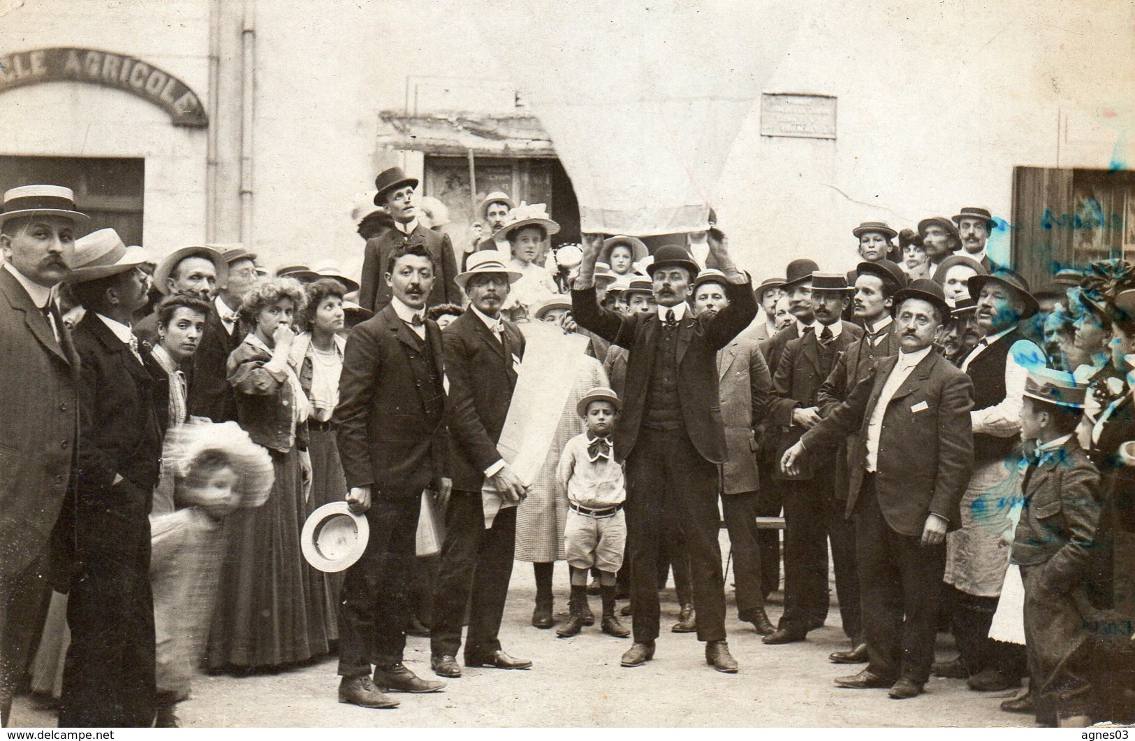 Carte Photo  -  Rassemblement Devant Un Batiment - Peut Etre A Usage Agricole -cartes Artistiques J.G. Lyon - A Identifier