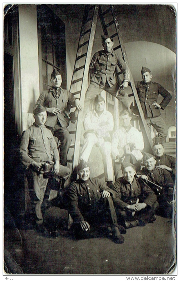 Carte Photo. Militaria. Aubry, Rue Du Canal, Ecole De Garçons.  Militaires/Peintres. Voir Dos. - Krieg, Militär