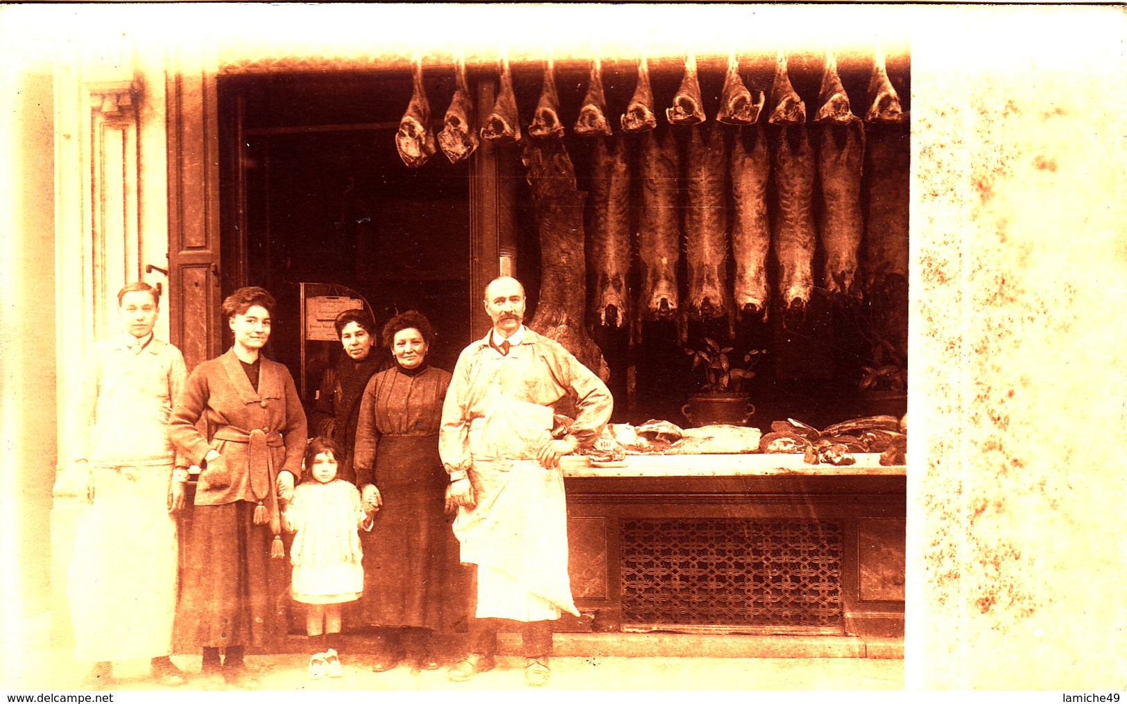 PHOTO - COMMERCES - BOUCHERIE - Belle Carte Photo Bouchers Posant Devant Leur Boutique ( Carcasses Suspendus ) - Negozi