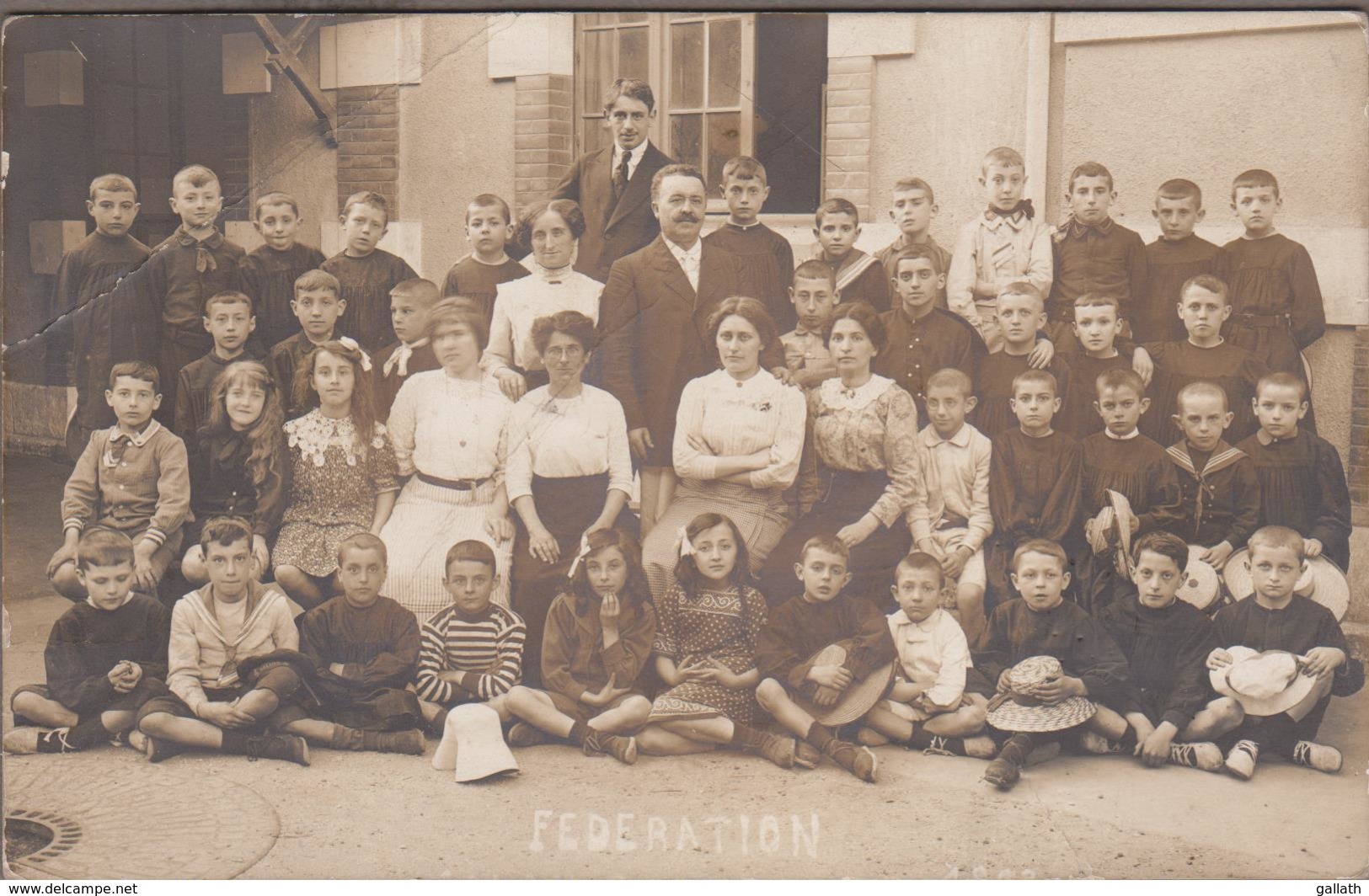 33-ARCACHON-CARTE PHOTO-Collège Saint-Elme, Une Cour  Animé Groupe... (pli) - Arcachon