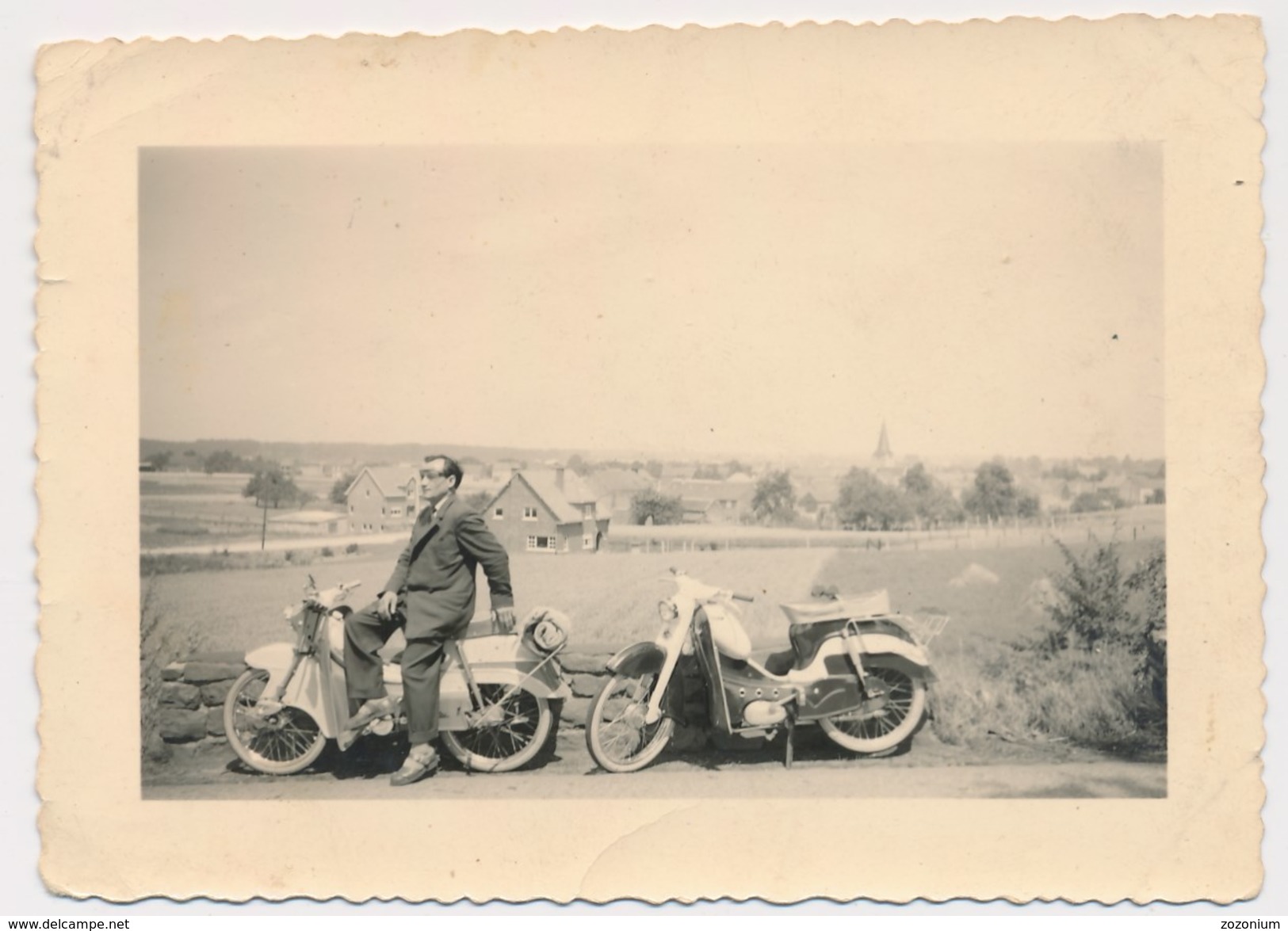 REAL PHOTO VINTAGE MOTORCYCLE  BIKE, Scooter Man, 2 Moto Vélo  Homme -  Old Original Photo Snapshot - Ciclismo