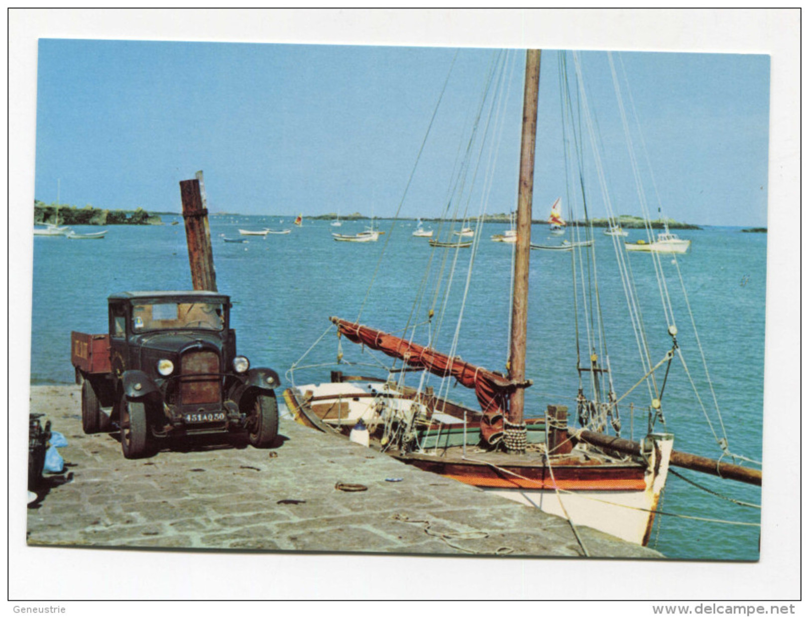 CPM "Le Ravitaillement De L´Hôtel Du Fort à Chausey" Ancien Camion Citroën - Granville - Manche - Normandie - Granville