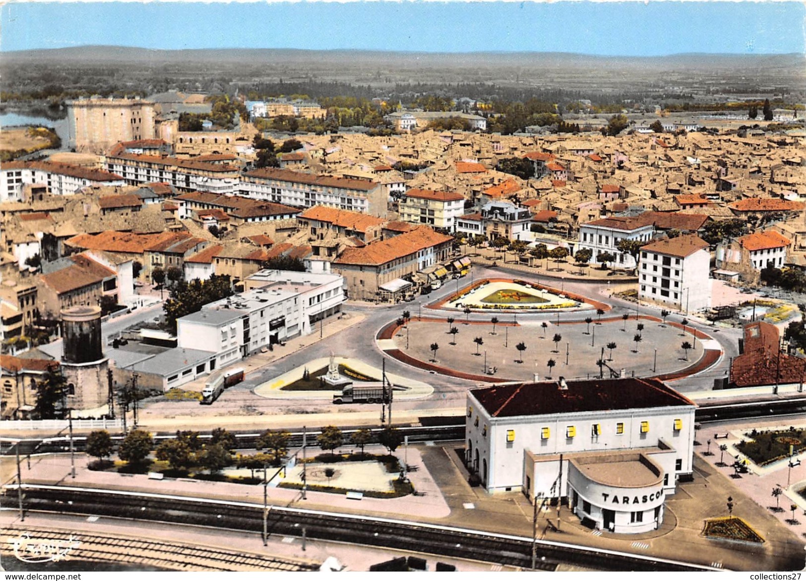 13-TARASCON- VUE AERIENNE SUR LA VILLE , AU 1 Er PLAN LA GARE - Tarascon