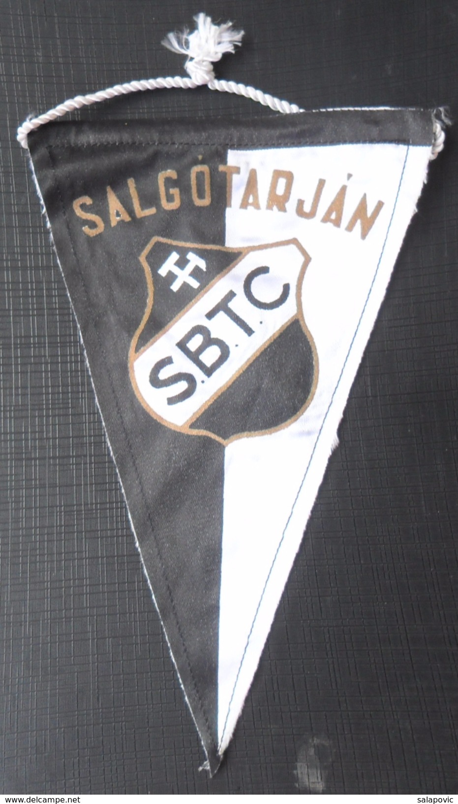 Salgotarjani BTC HUNGARY FOOTBALL CLUB, SOCCER / FUTBOL / CALCIO OLD PENNANT, SPORTS FLAG - Abbigliamento, Souvenirs & Varie