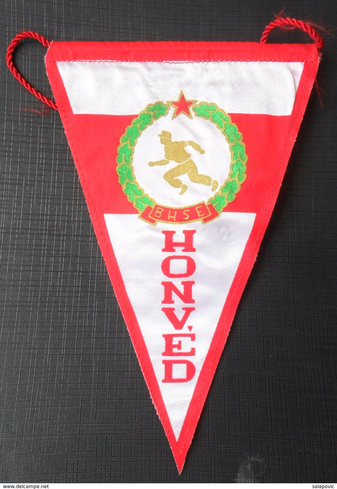 HONVED HUNGARY FOOTBALL CLUB, SOCCER / FUTBOL / CALCIO OLD PENNANT, SPORTS FLAG - Bekleidung, Souvenirs Und Sonstige