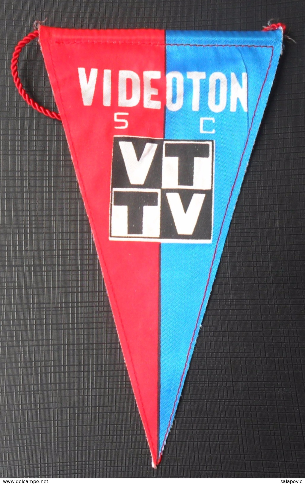 VIDEOTON SC HUNGARY FOOTBALL CLUB, SOCCER / FUTBOL / CALCIO OLD PENNANT, SPORTS FLAG - Habillement, Souvenirs & Autres