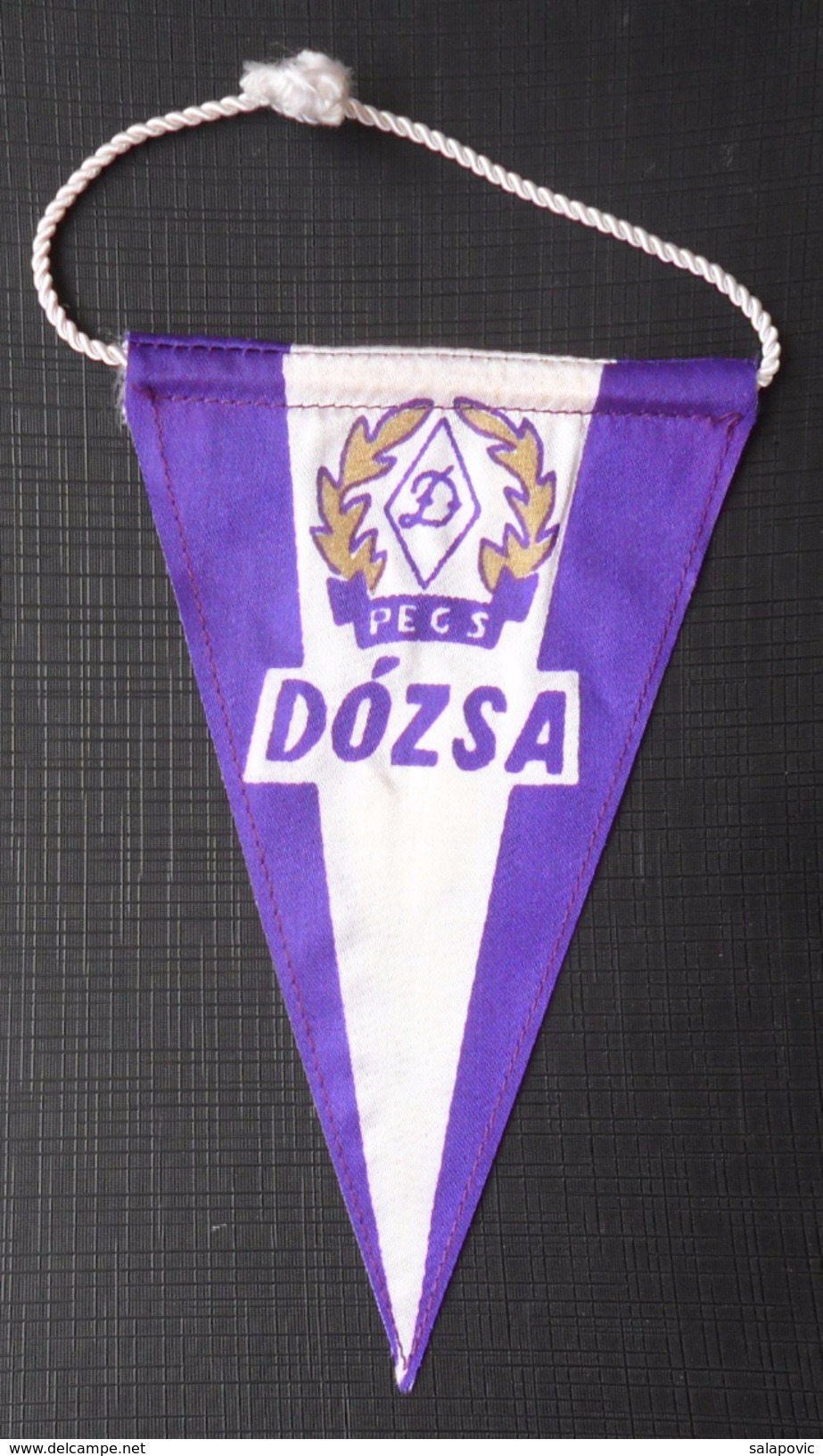 DOZSA PECS HUNGARY FOOTBALL CLUB, SOCCER / FUTBOL / CALCIO OLD PENNANT, SPORTS FLAG - Abbigliamento, Souvenirs & Varie