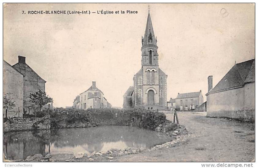 La Roche Blanche    44       L'Eglise Et La Place     (voir Scan) - Andere & Zonder Classificatie