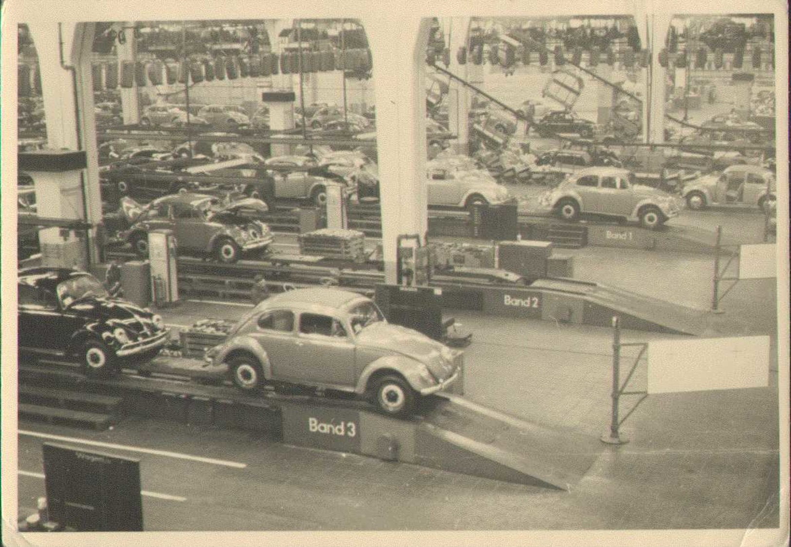 Volkswagen Automobilwerk Wolfsburg, VW Käfer Produktion Vom Fliessband, Foto-Postkarte 1958 - Voitures De Tourisme