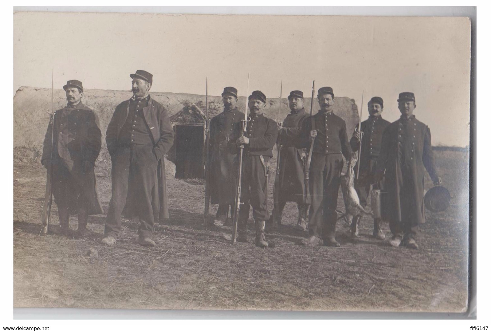 FRANCE -- GUERRE 14/18 -- CARTE PHOTO -- D'UNE SECTION DE TERRITORIAUX -- LIEVRE AU MENU -- - Foto