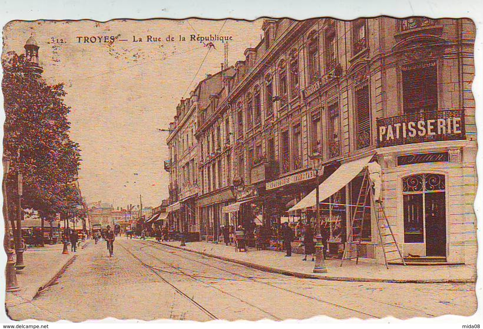 10. TROYES . LA RUE DE LA REPUBLIQUE . ANIMEE . COMMERCES - Troyes