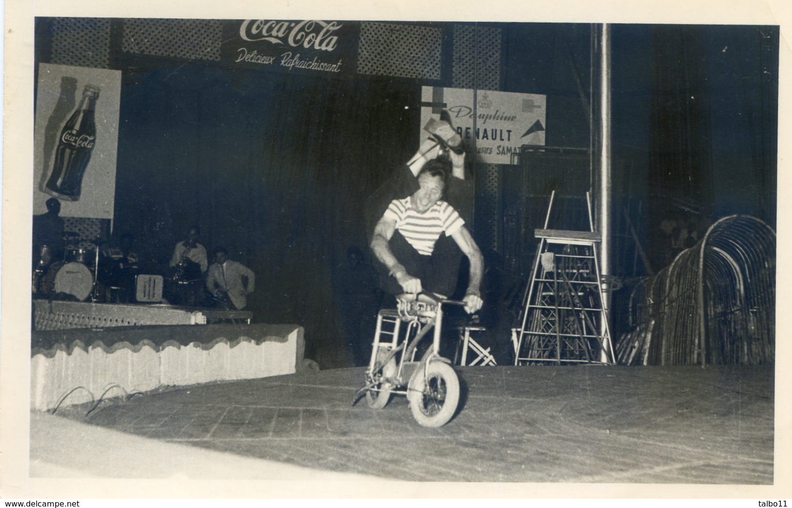 Photo De Cirque - Numero Avec Un Contorsioniste Sur Un Mini Vélo- Photo Colbe ; St Denis - La Réunion - Pub Dauphine - Cirque