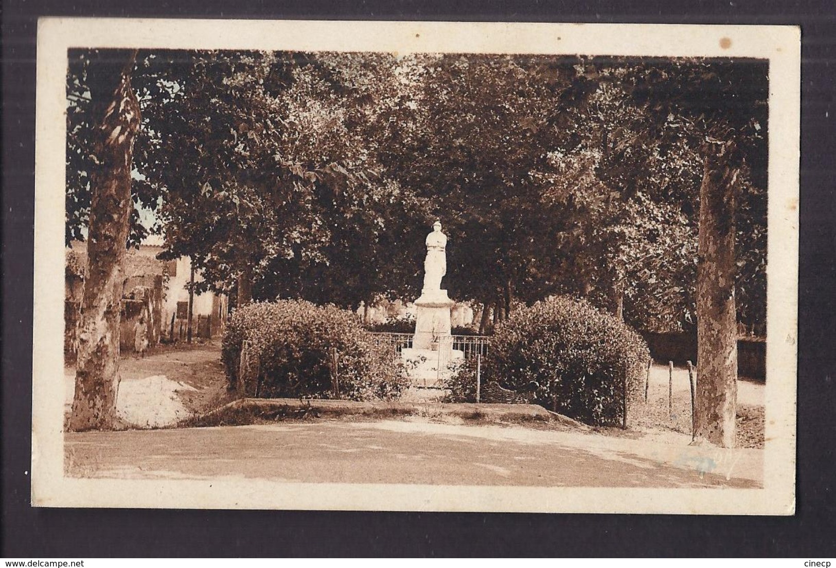 CPSM 84 - LAPALUD - Monument Aux Morts érigé Par Souscription Publique ( Guerre 14-18 ) TB PLAN CENTRE VILLAGE - Lapalud