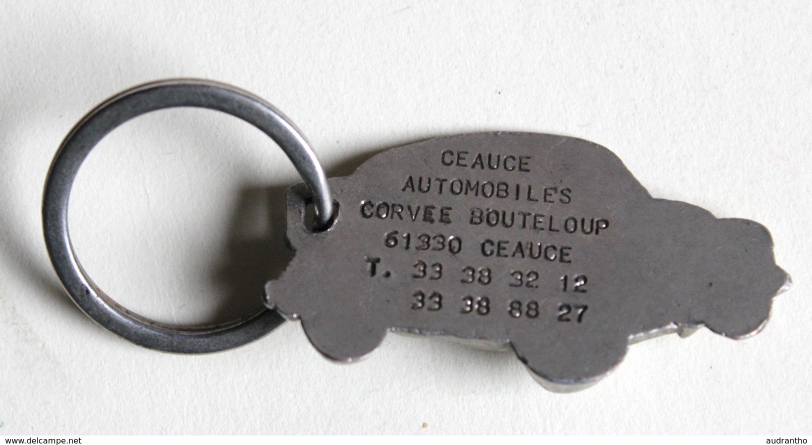 Porté Clefs Renault 4cv 1946 Garage Corvée Bouteloup Céaucé Belle Voiture Ancienne - Porte-clefs