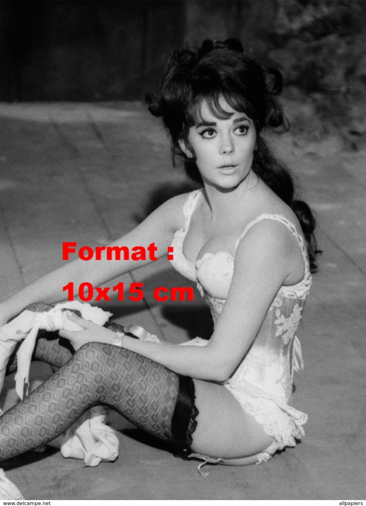 Reproduction D'une Photographie De Natalie Wood En Corset Blanc, Porte Jarretelle Et Bas Résilles Noirs - Other & Unclassified