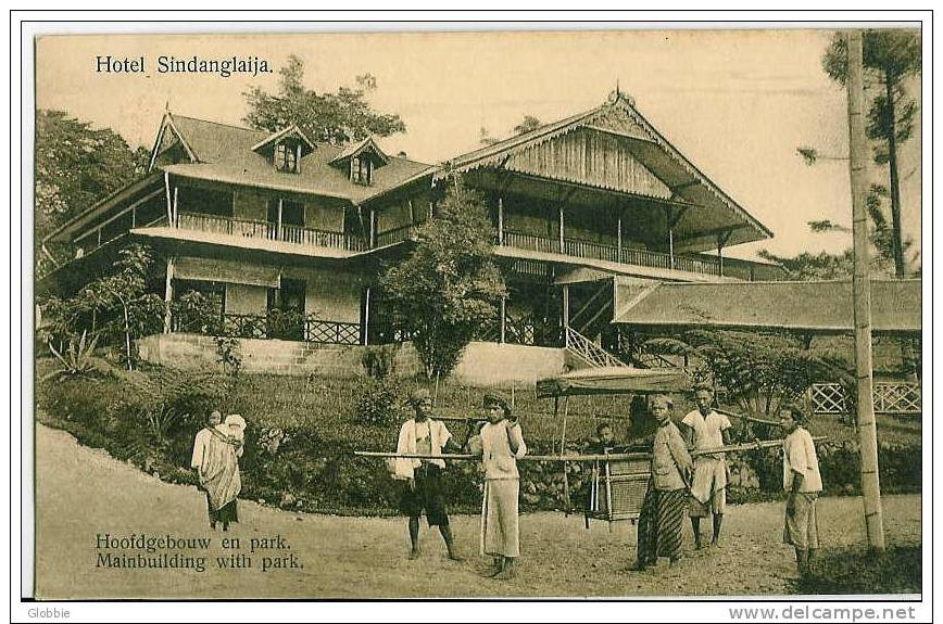 Hotel Sindanglaija    Hoofdgebouw Met Dragers En Draagstoel En Vrouw Met Baby , Mainoffice Carriers Ca 1920  Tob Groen - Indonesië