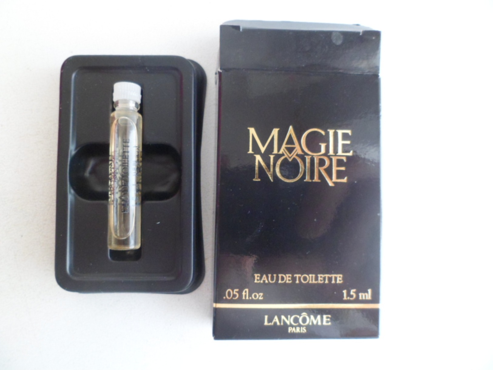 Tigette Ou  Tube De Parfum De Collection Echantillon 1,5 Ml - Eau De Toilette -  Magie Noire - Lancome - Miniatures Femmes (avec Boite)