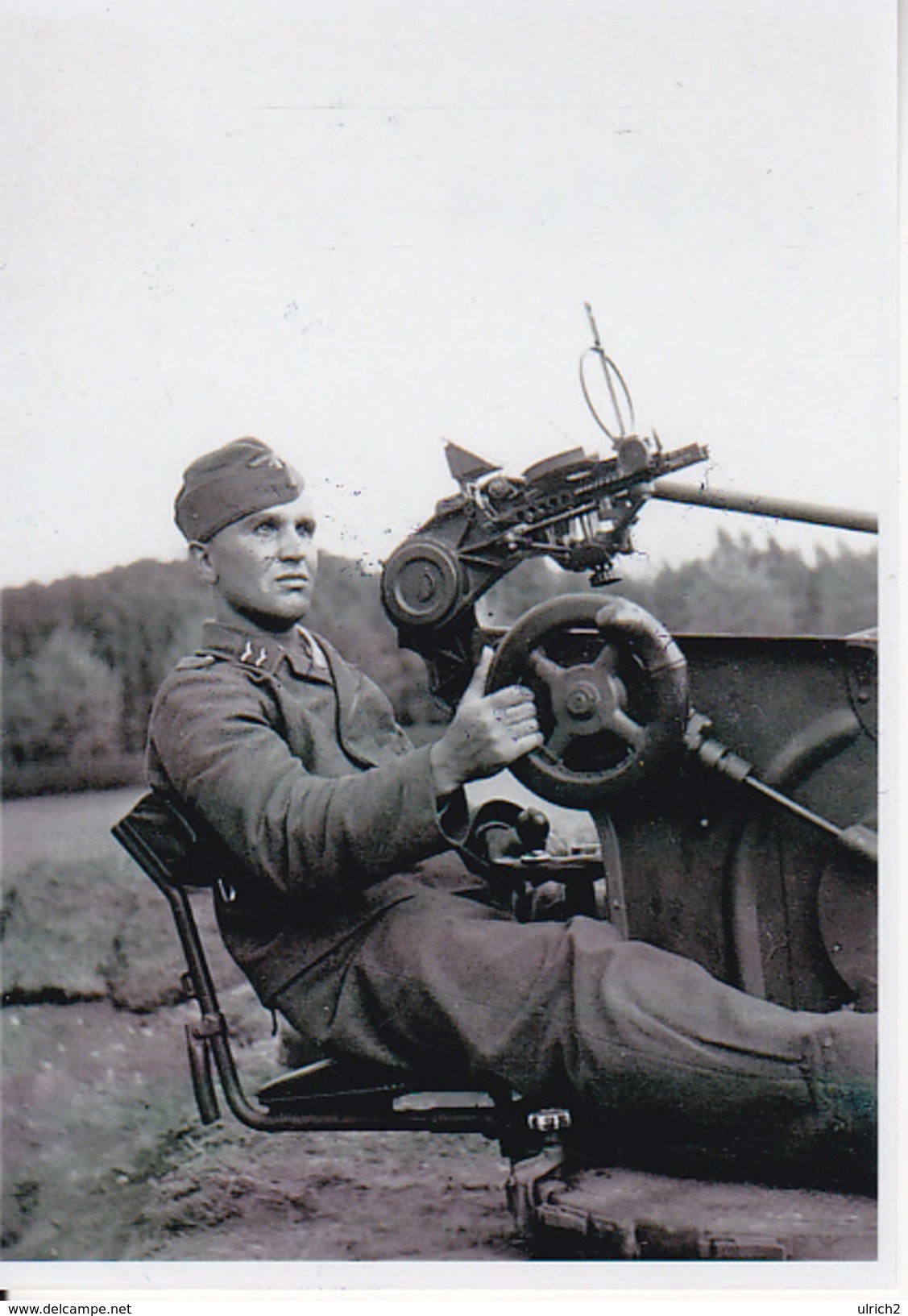 Foto Deutscher Soldat Auf Flak - 2. WK - 9*7cm - Repro (29221) - Guerra, Militari