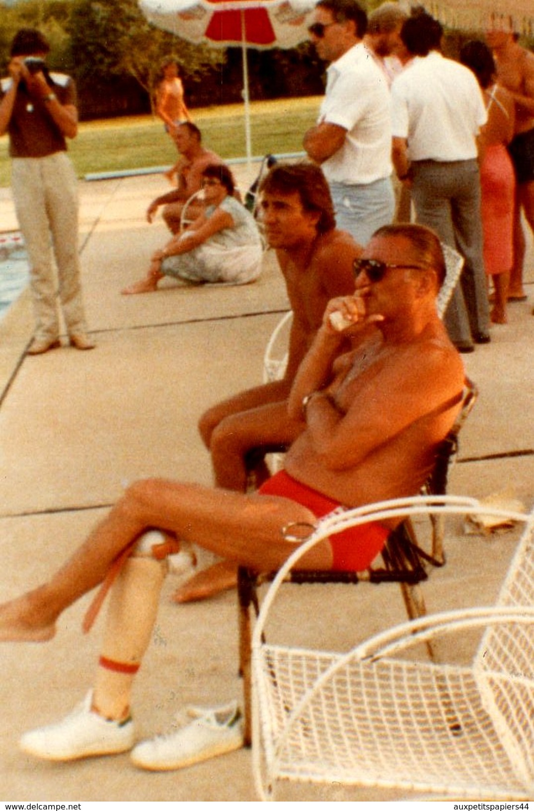 Photo Originale Plage & Maillot De Bain - Le Nageur à La Prothèse Et Le Photographe Amateur & Voyeur - Parasol Nissan - Personnes Anonymes