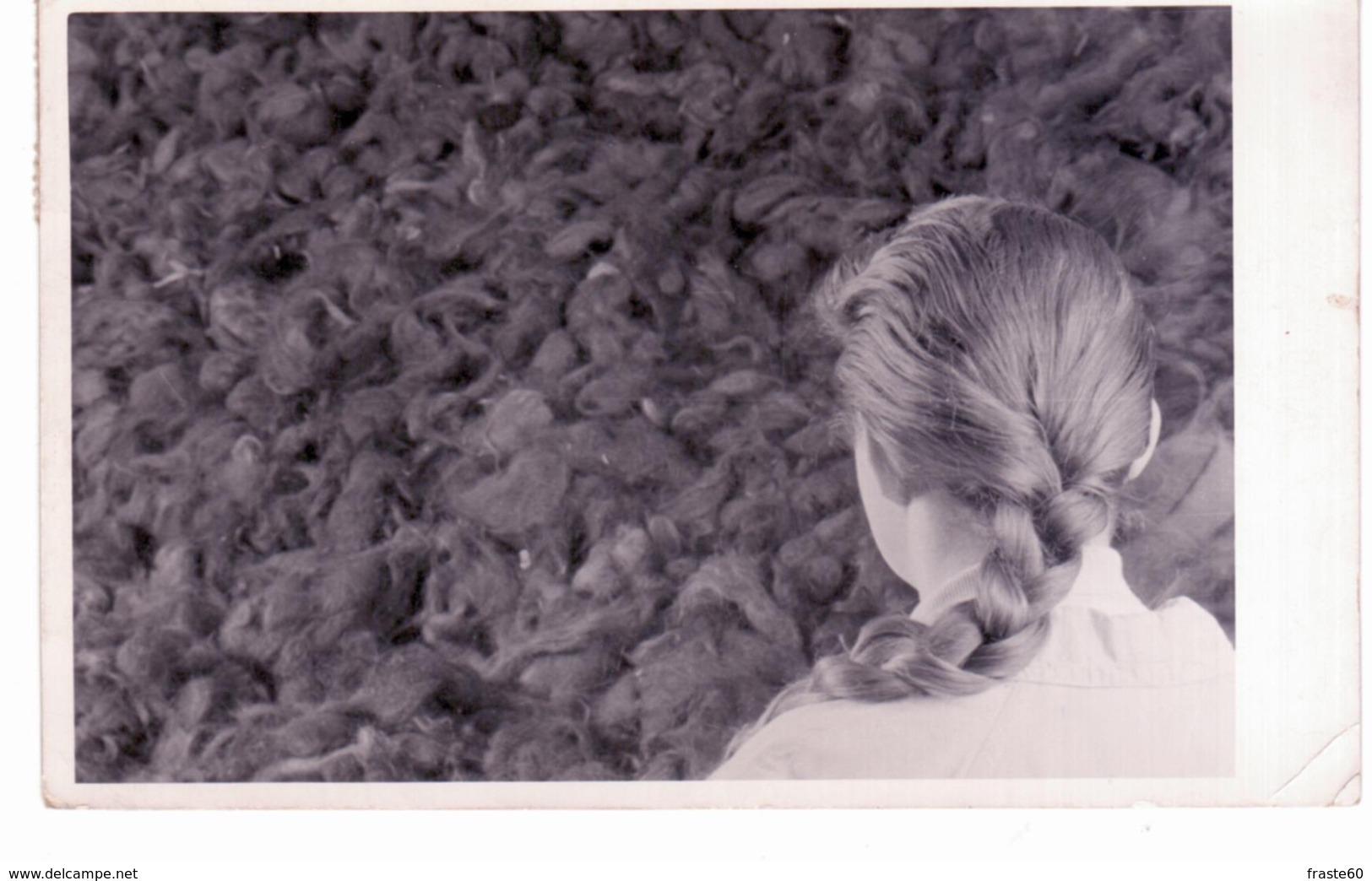 - &  Camp De Concentration D ' Auschwitz  - Jeune Fille Regardant Les Cheveux Découpés Des Déportés - Polen