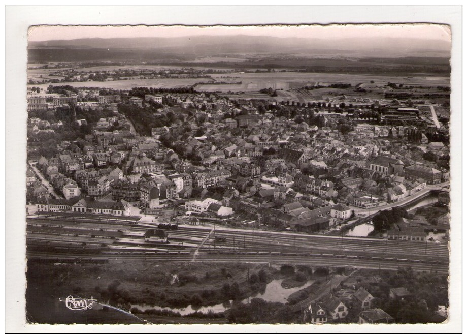 CP 10*15-OP96-SARREBOURG VUE GENERALE AERIENNE 1962 LA GARE - Sarrebourg