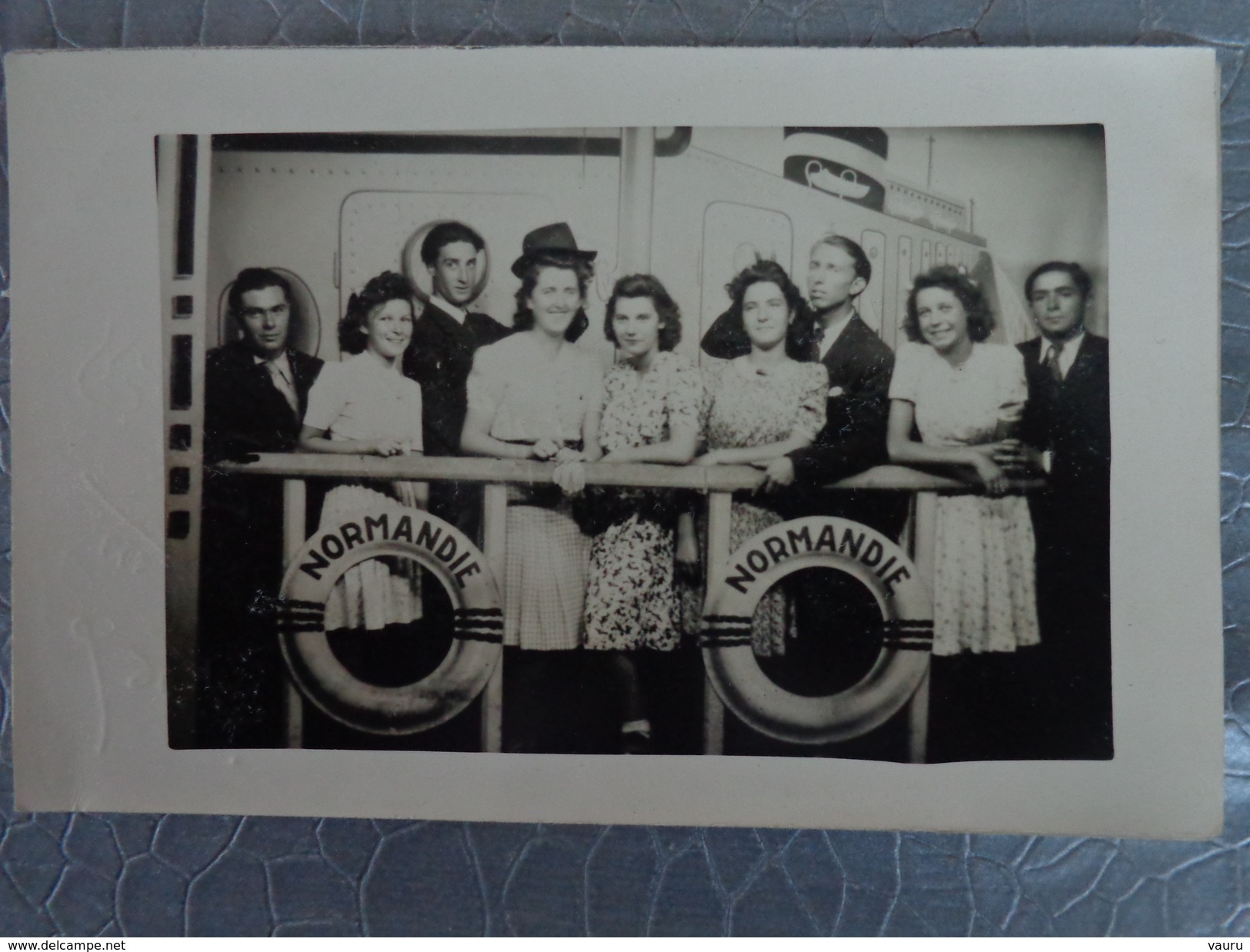 PAQUEBOT NORMANDIE CARTE PHOTO GROUPE DE VOYAGEURS DEVANT LE LA BOUEE DU NAVIRE CARTE SIGNEE AU DOS PAR LES PRESENTS - Steamers