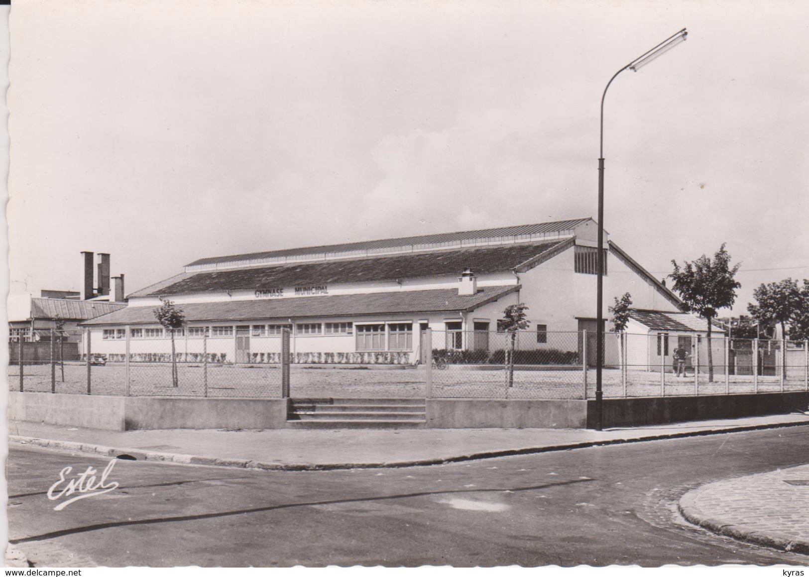 CPSM 10X15  Le Gymnase Municipal . GENNEVILLIERS (92) - Stadiums