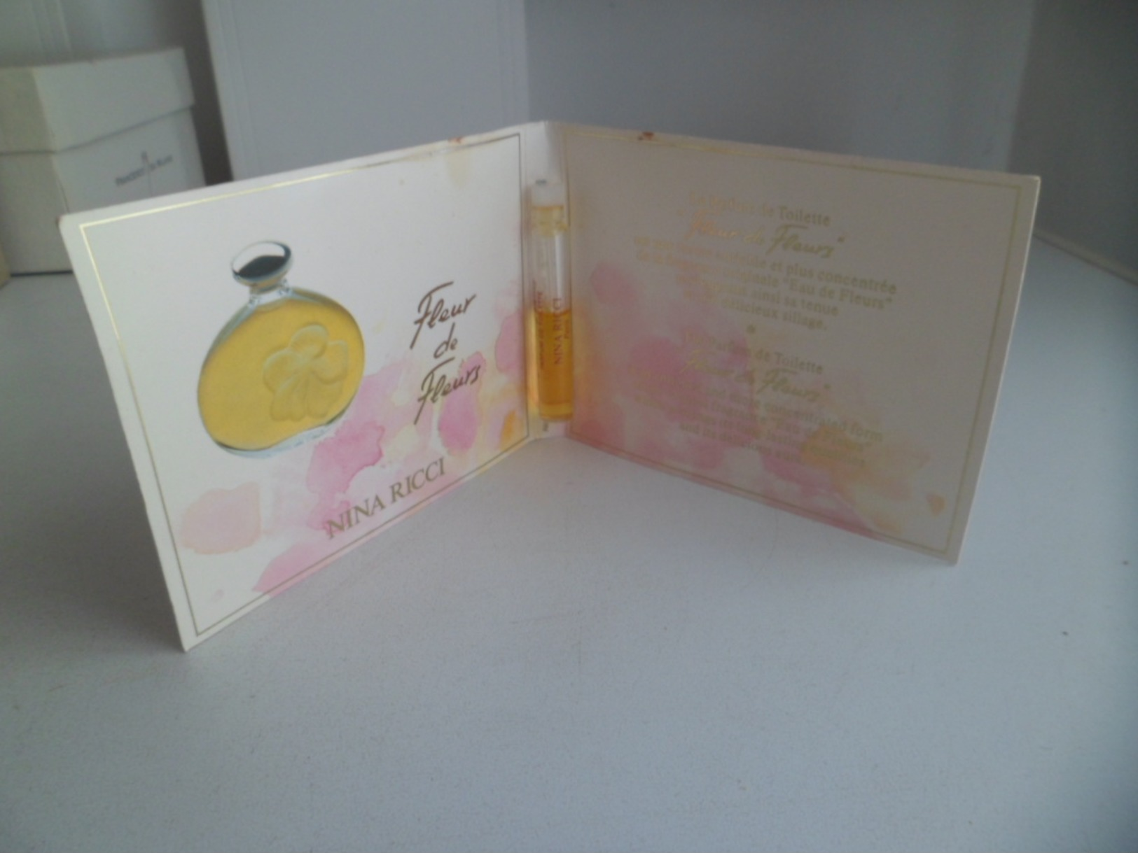 Tigette Ou  Tube De Parfum Echantillon  2 Ml  Parfum De Toilette NINA RICCI Fleur De Fleurs - Miniatures Femmes (avec Boite)