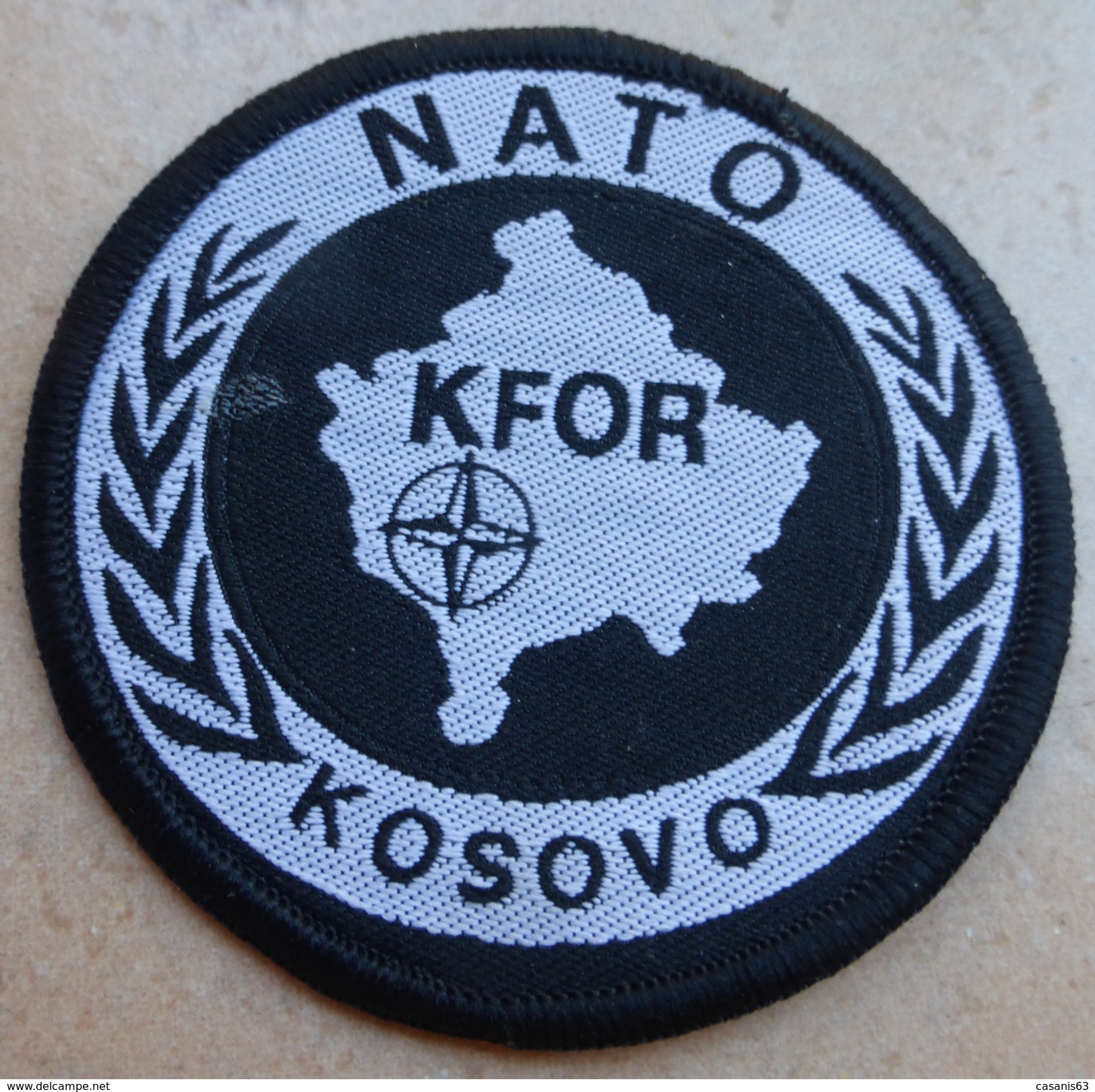 Ecusson Insigne Tissu Patch -  KFOR  - NATO -  OPEX OTAN  En KOSOVO - Ecussons Tissu