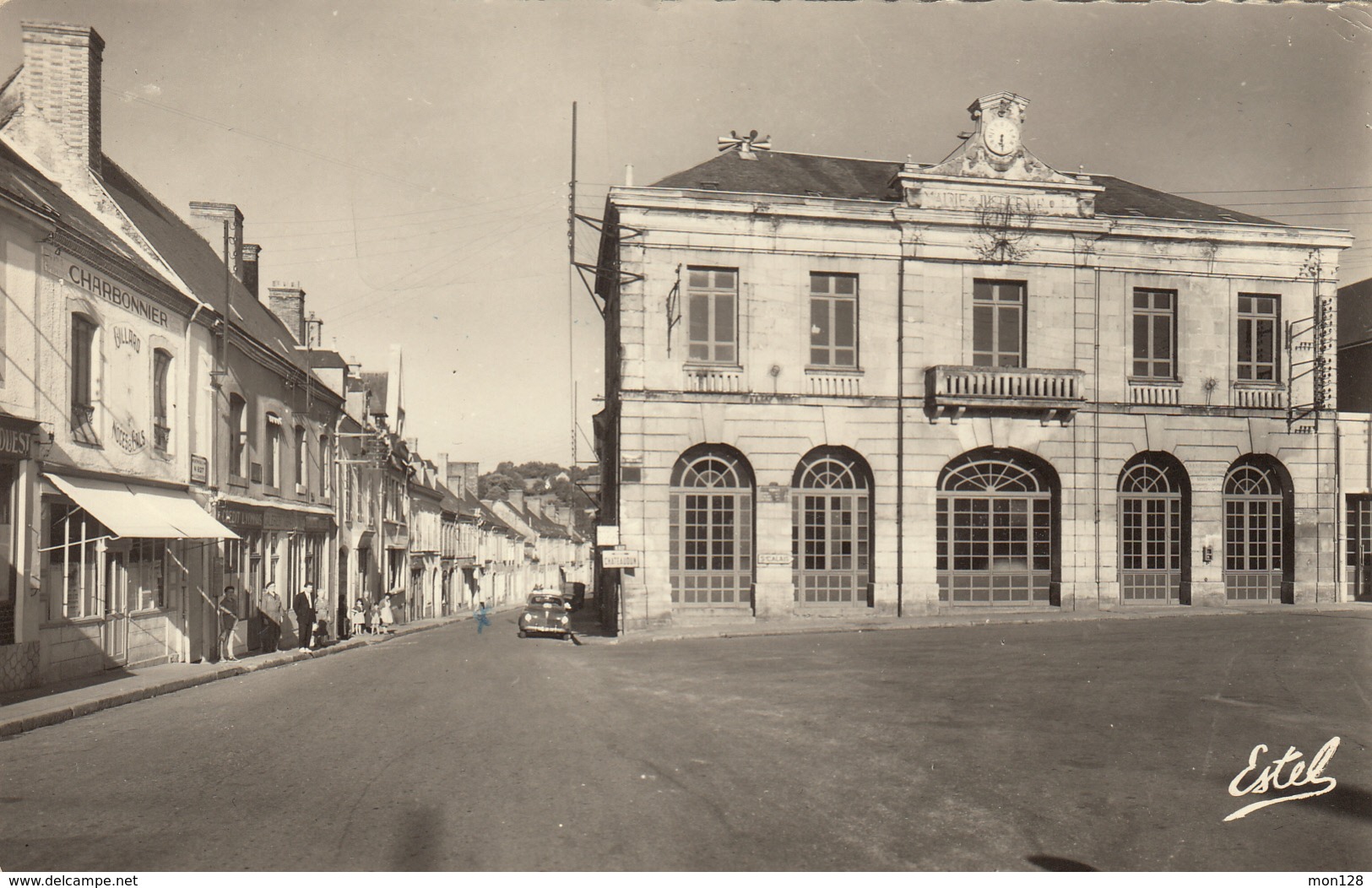 VIBRAYE (72)  PLACE DE L'HOTEL DE VILLE ET RUE DE LA RIVIERE - Vibraye