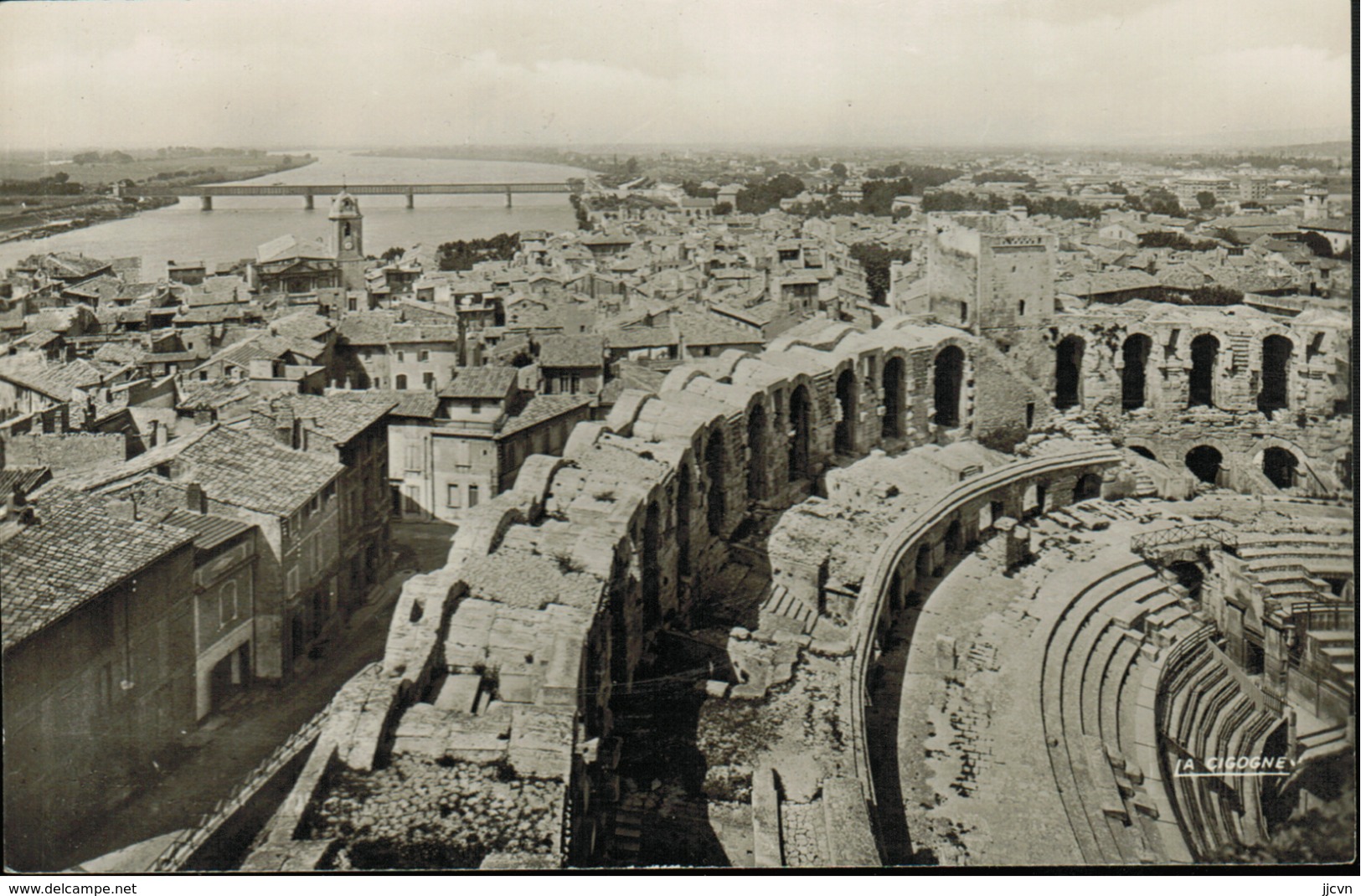 13 - Arles - Les Arènes Et Le Rhône (CPSM) - Arles