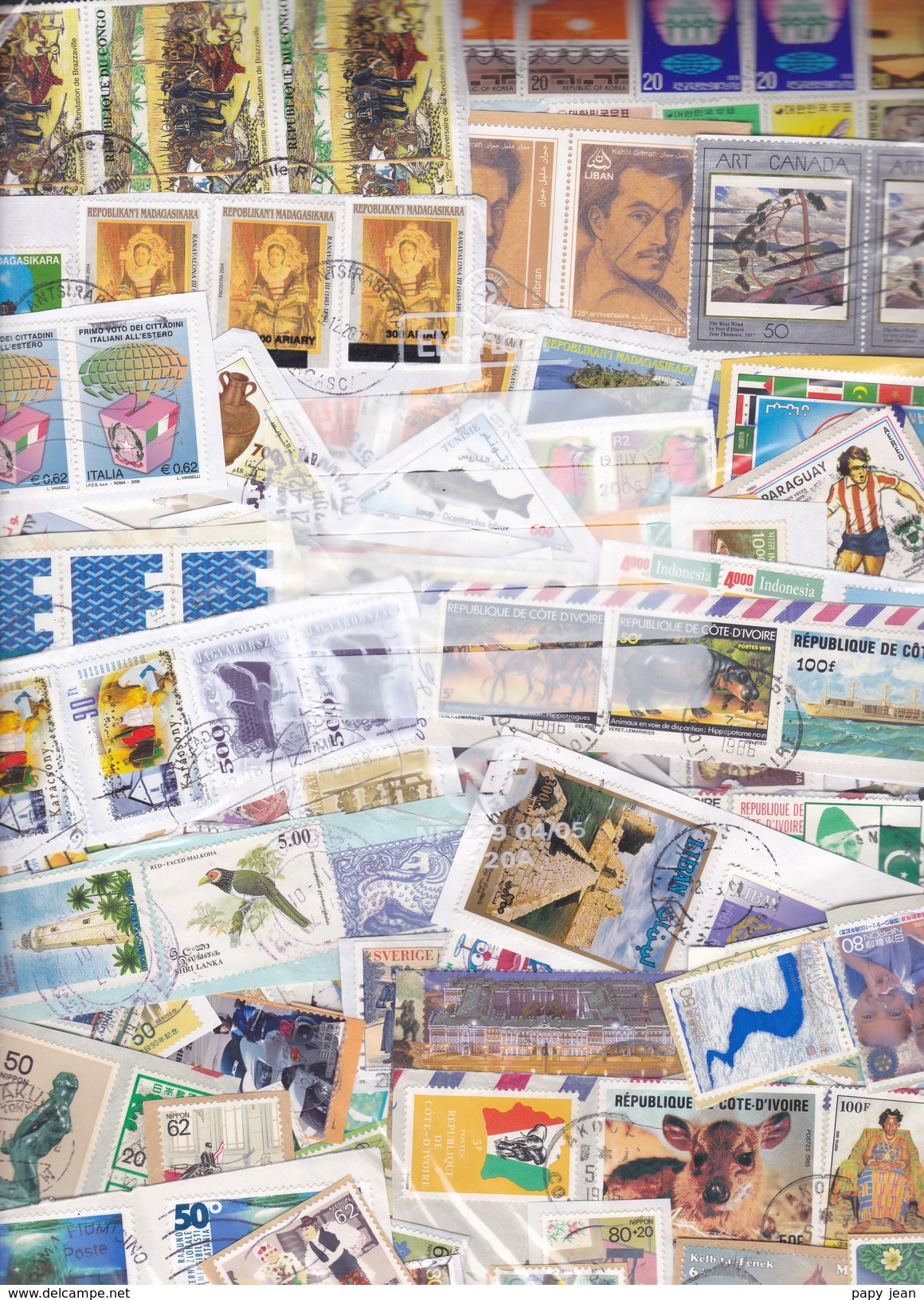 1 Kg TIMBRES MONDE - Petits Et Grands Formats-  Sur Fragments - En Provenance Des Missions - Vrac (min 1000 Timbres)