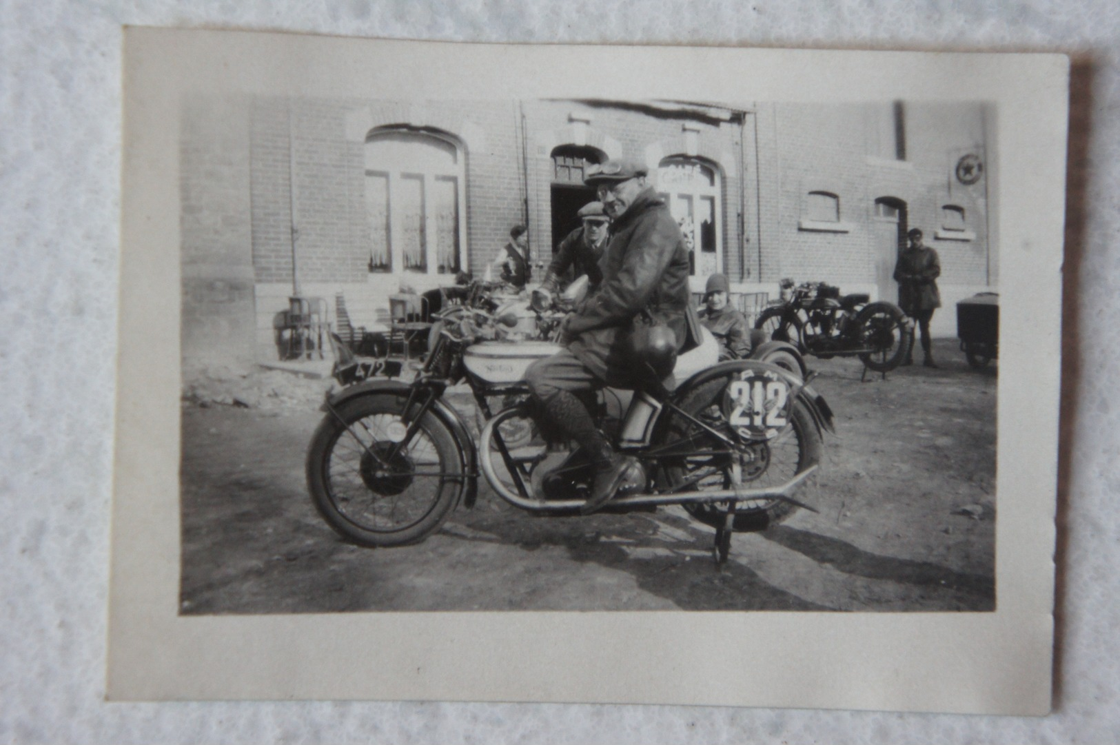 Photo HERMETON 1929 Motocycliste Devant Un Bâtiment Motorcycle Moto - Lugares