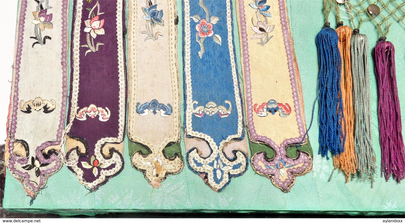 CINA (China): Antique Chinese silk embroided robe accessory (?)