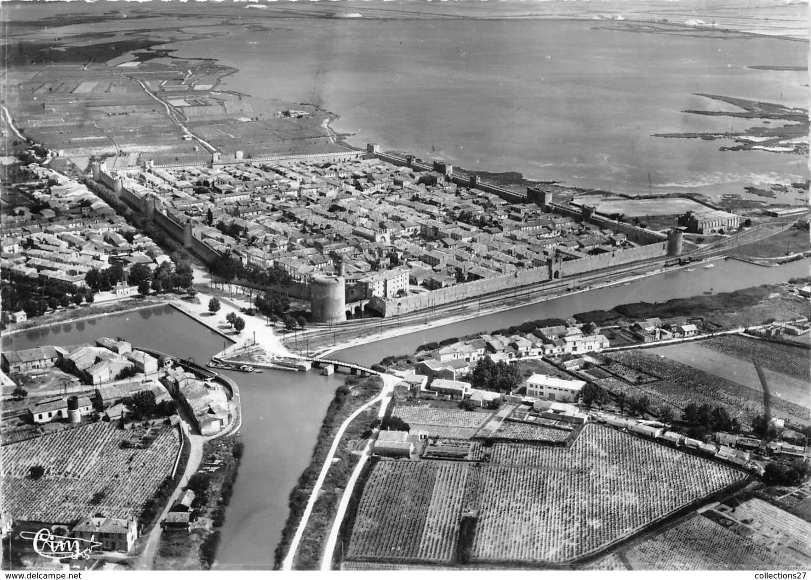 30-AIGUES-MORTES- VUE GENERALE AERIENNE SUR LA CITE SES REMPARTS, LES SALINES LE CANAL - Aigues-Mortes