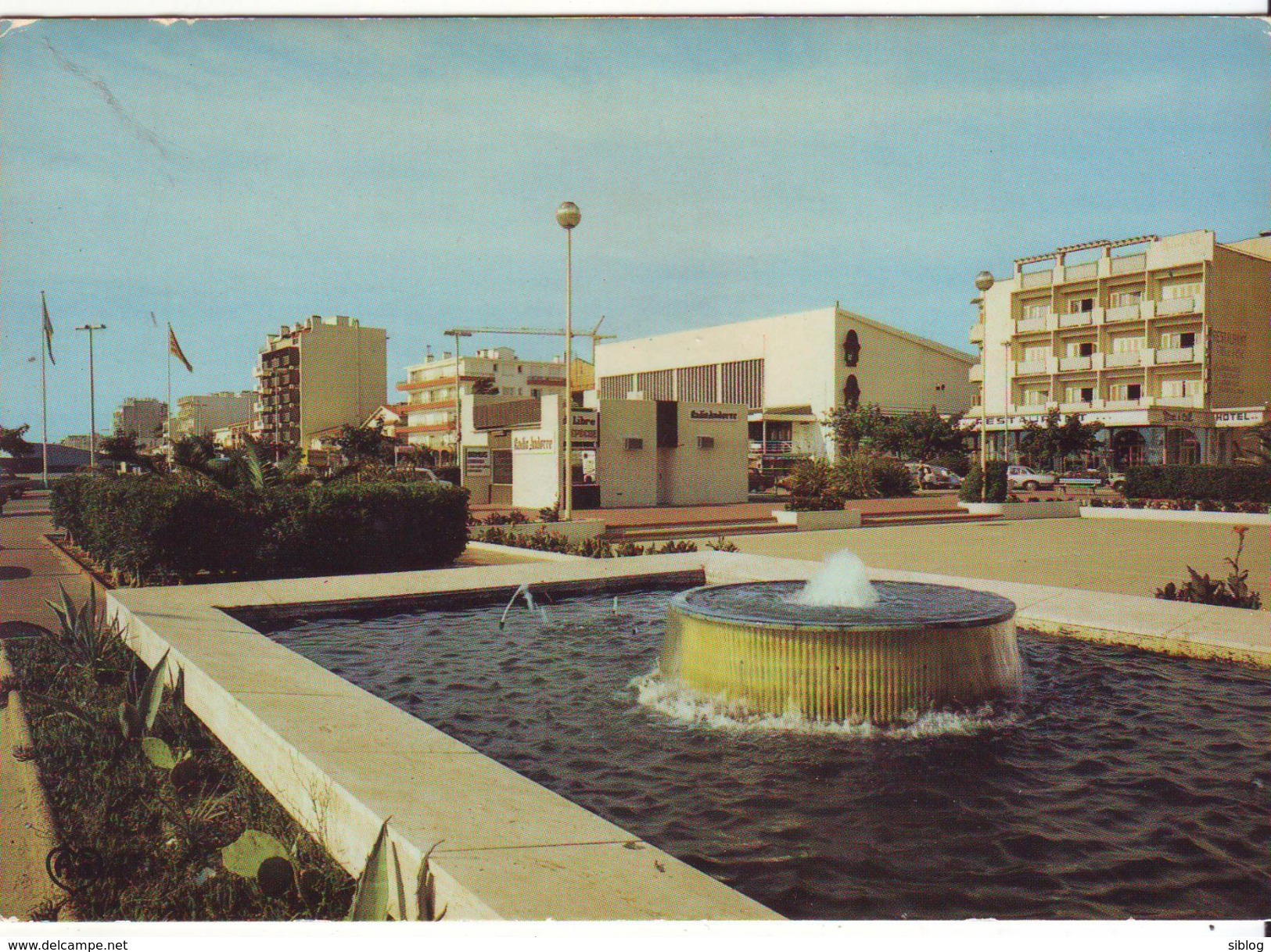 CPM/CPSM - CANET SAINT NAZAIRE EN ROUSSILLON - Place De La Méditerranée - Le Casino - Canet En Roussillon